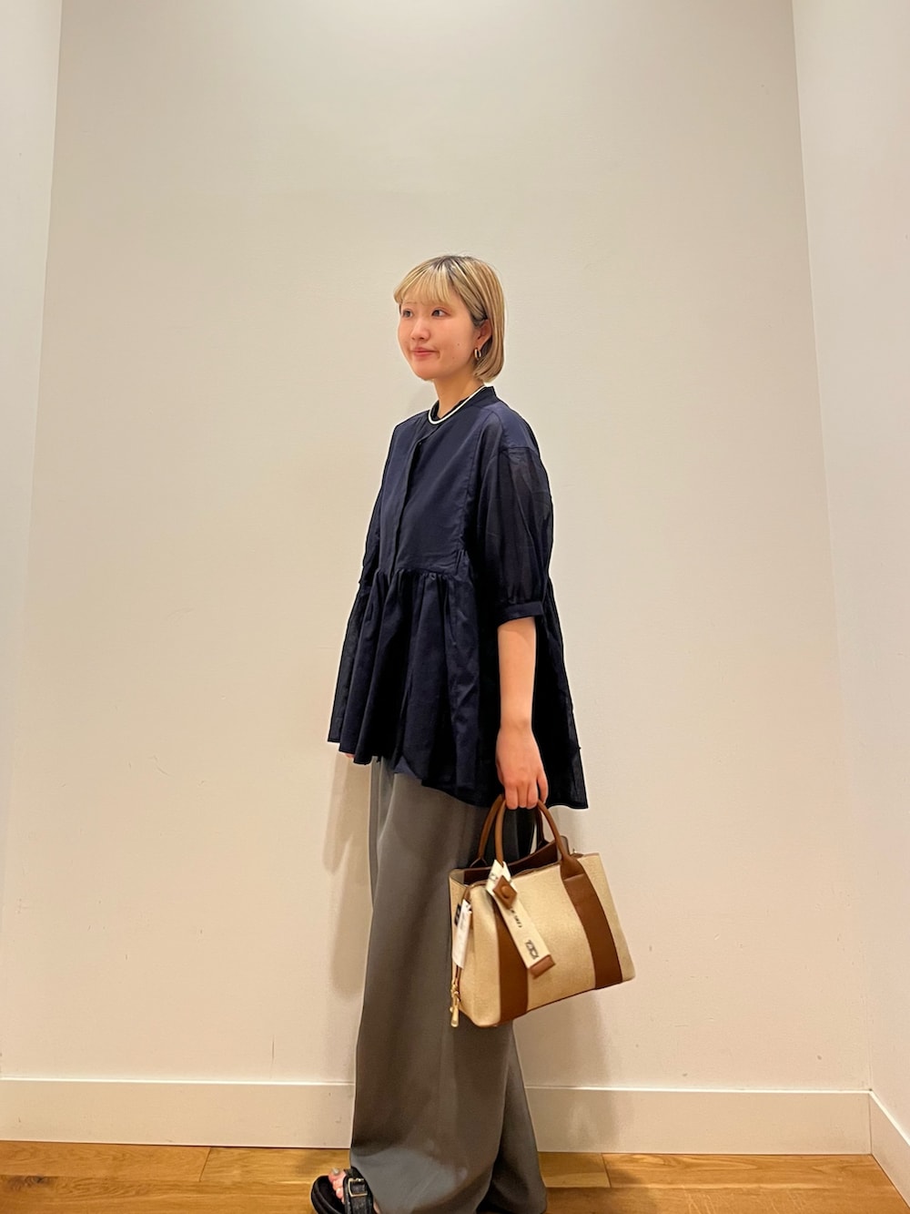 ブルー系のシャツ/ブラウス、グレー系のその他パンツ、ブラック系のサンダルを着用したレディースの夏コーディネートの2枚目の写真