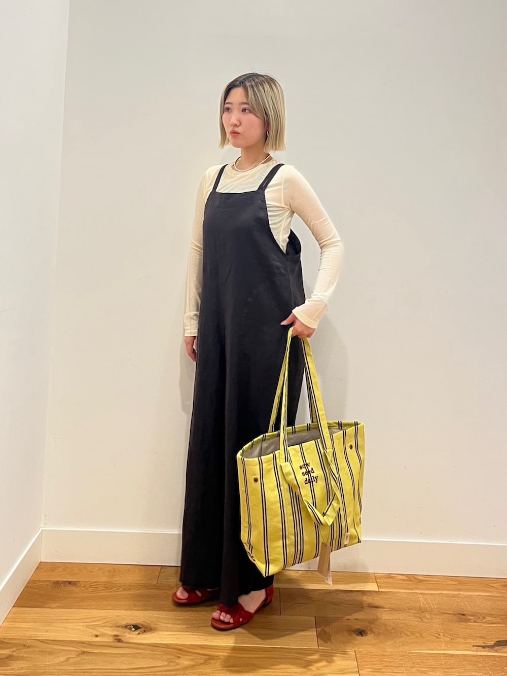 ブラック系のその他パンツ、ホワイト系のTシャツ/カットソーを着用したレディースの春コーディネートの2枚目の写真