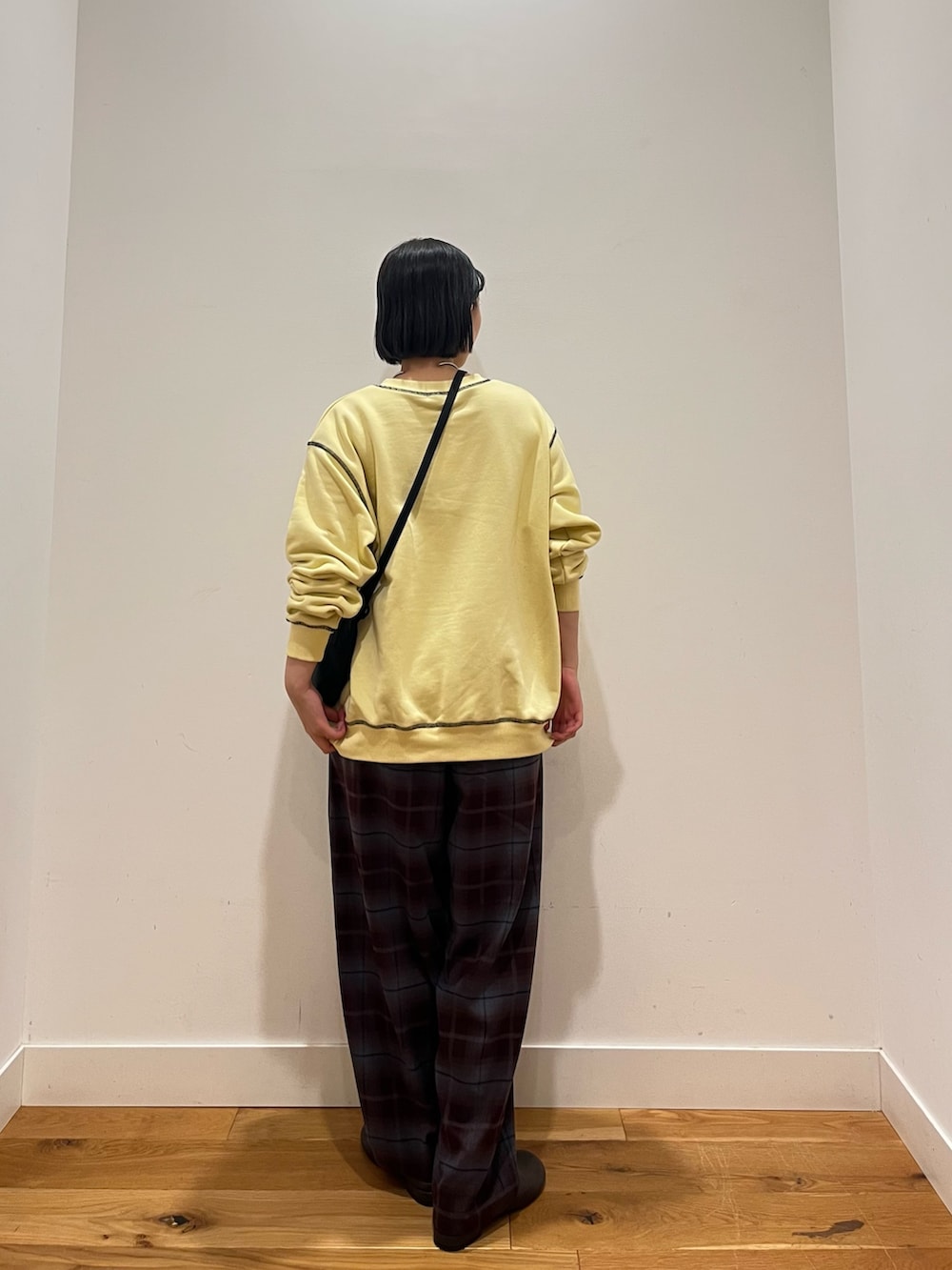 イエロー系のスウェット、パープル系のその他パンツ、ブラック系のショルダーバッグを着用したレディースの秋コーディネートの3枚目の写真