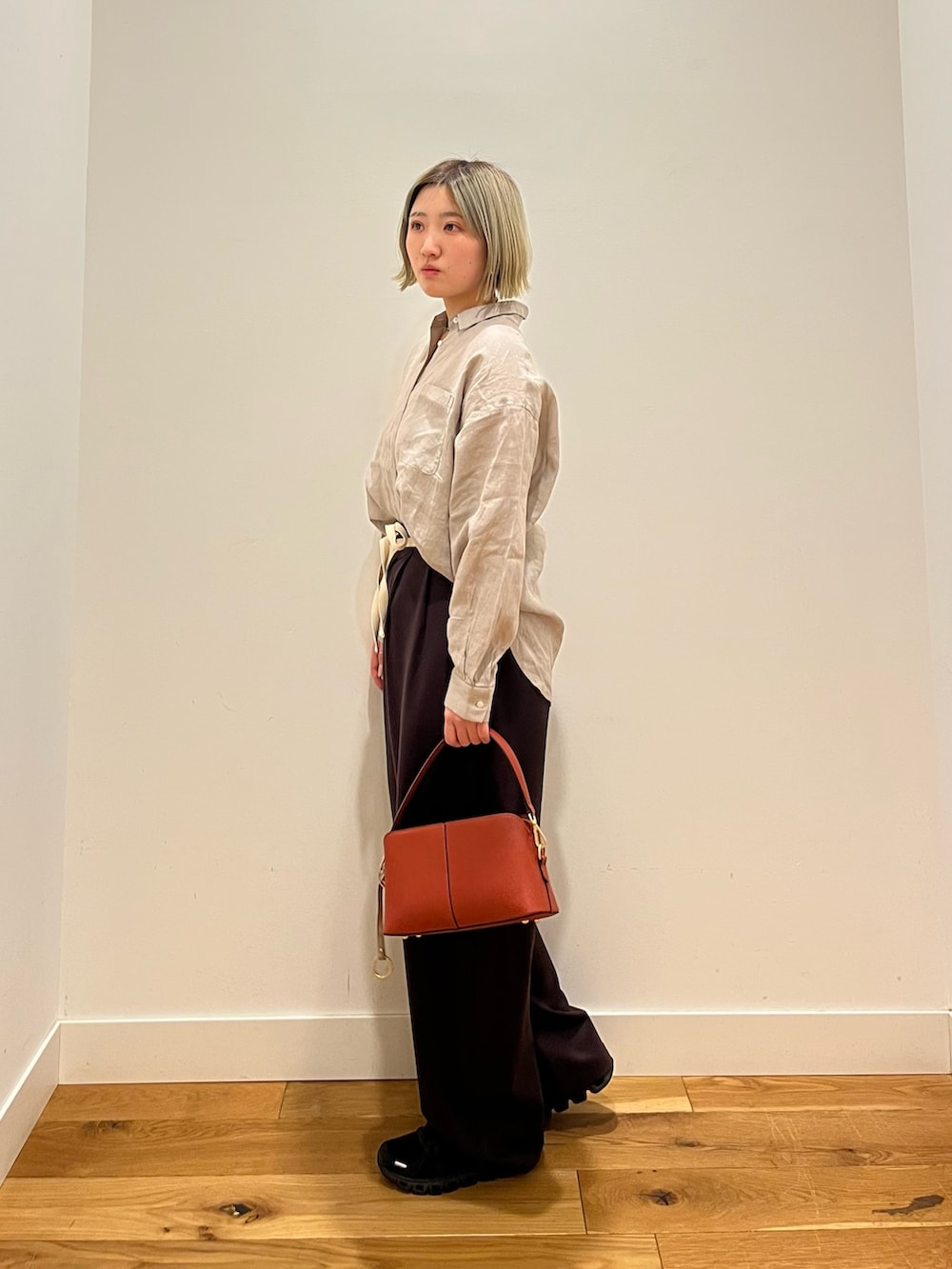 ブラウン系のその他パンツ、ベージュ系のシャツ/ブラウスを着用したレディースの春コーディネートの2枚目の写真