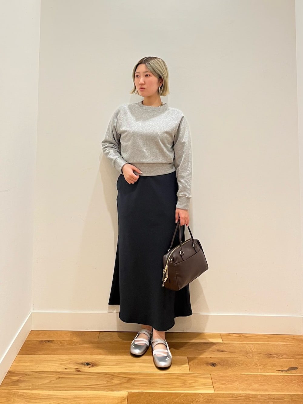 グレー系のTシャツ/カットソー、ブルー系のスカートを着用したレディースの春コーディネートの2枚目の写真