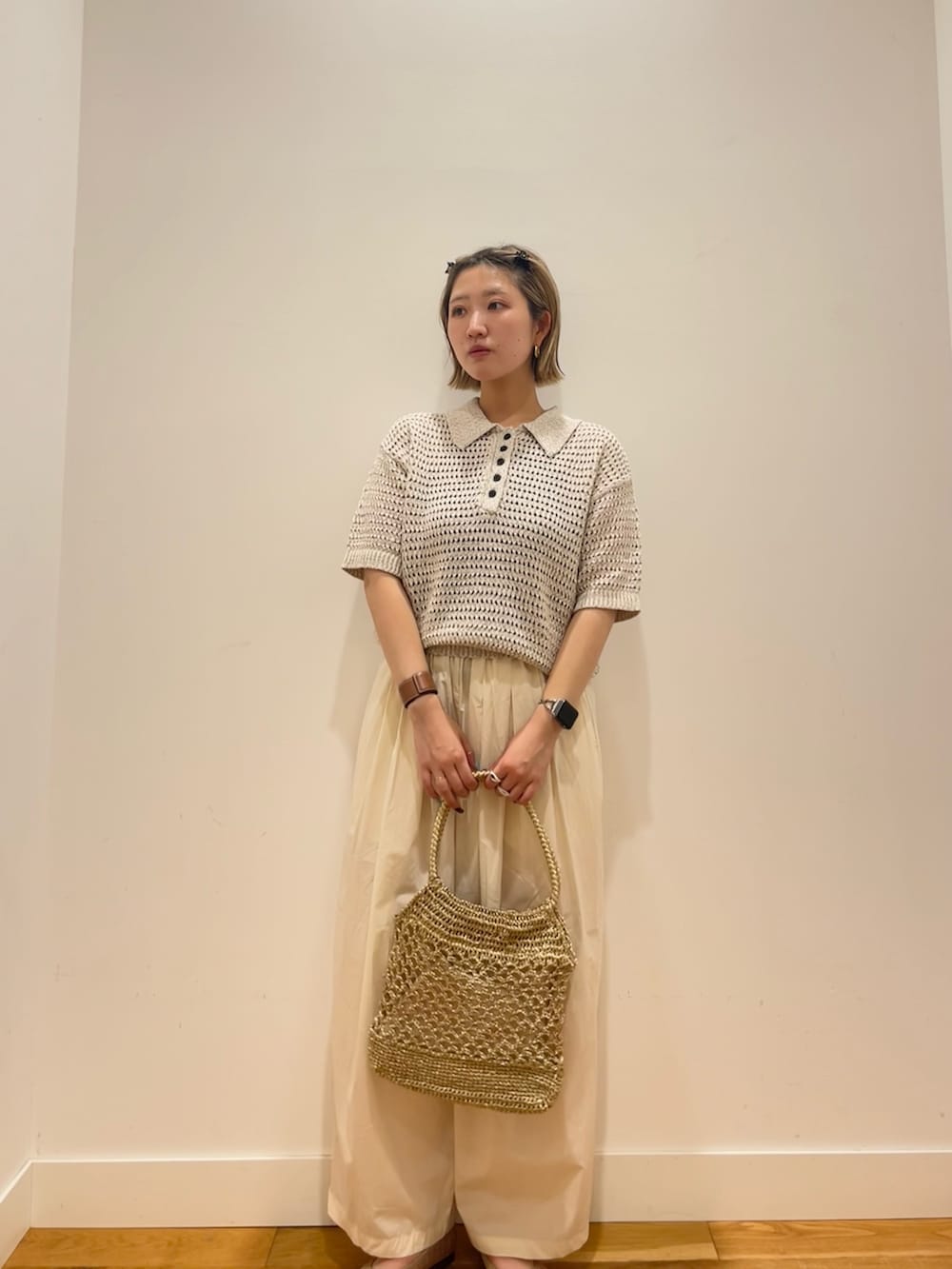 ベージュ系のニット/セーター、ホワイト系のその他パンツを着用したレディースの夏コーディネートの2枚目の写真