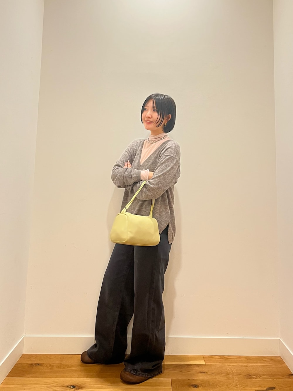 ピンク系のニット/セーター、グレー系のニット/セーター、ブラック系のデニムパンツを着用したレディースの秋コーディネートの2枚目の写真