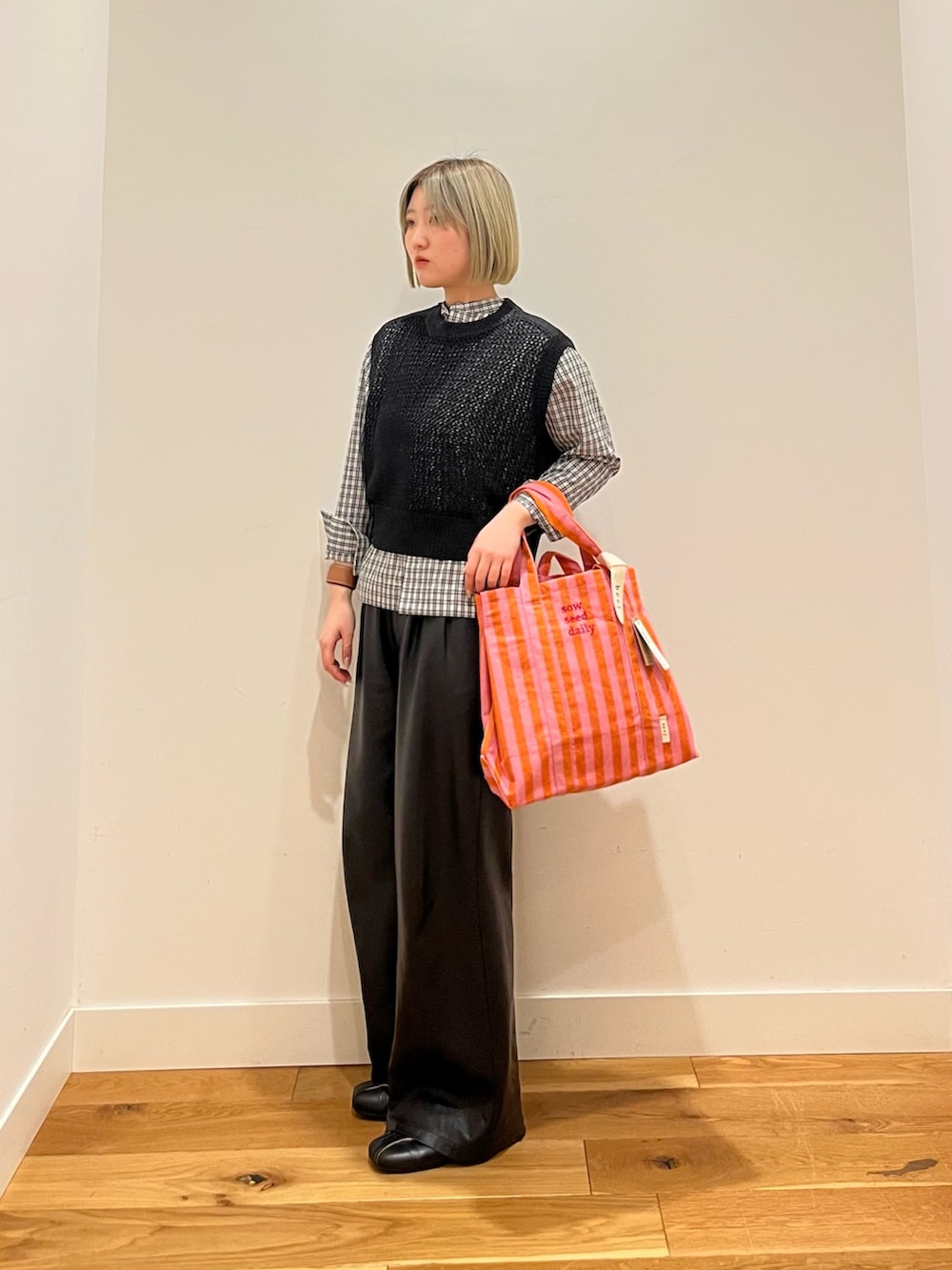 ブラック系のシャツ/ブラウス、ブラック系のベストを着用したレディースの春コーディネートの2枚目の写真