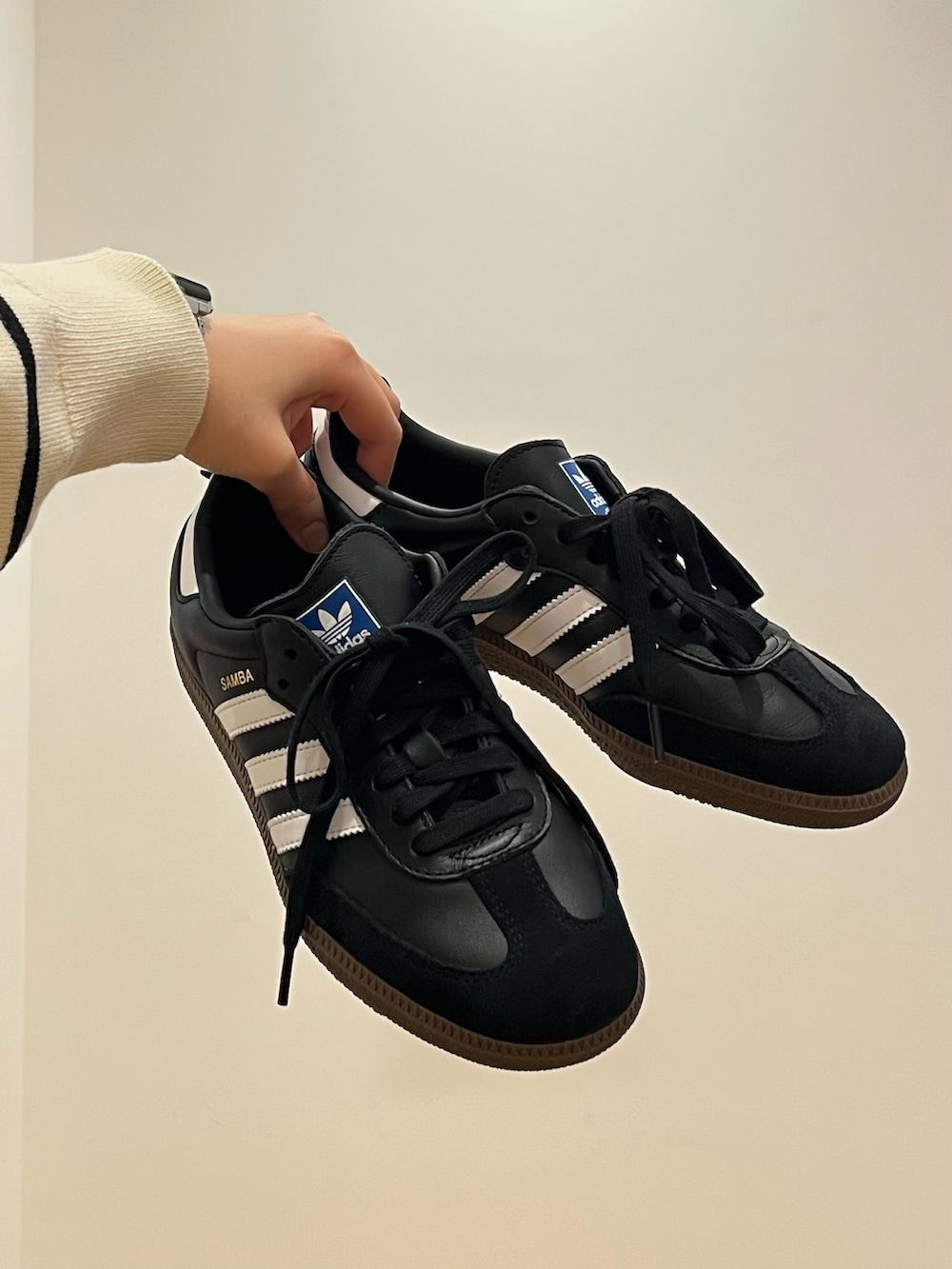 ホワイト系のカーディガン/ボレロ、ブルー系のデニムパンツを着用したレディースの春コーディネートの5枚目の写真