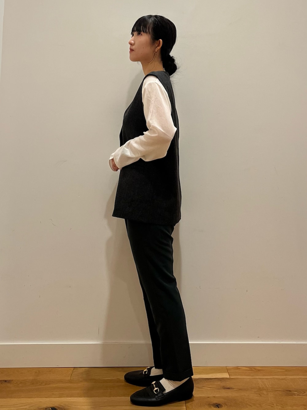 ホワイト系のシャツ/ブラウス、ブラック系のその他アウター、グリーン系のその他パンツを着用したレディースの秋コーディネートの2枚目の写真