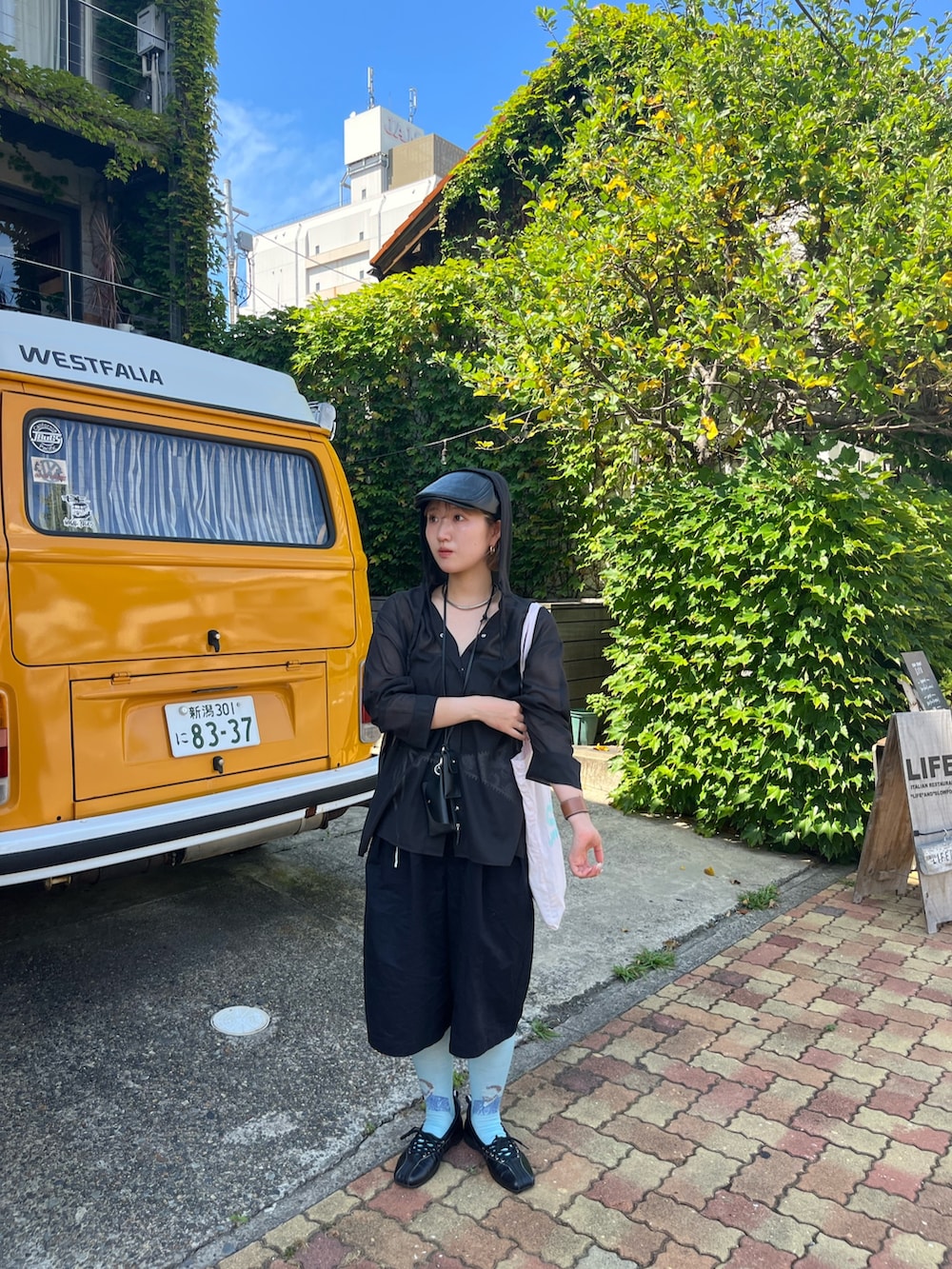 ブラック系のパンツ、ブラック系のシャツ/ブラウス、ブルー系のソックス/靴下を着用したレディースの秋コーディネートの4枚目の写真
