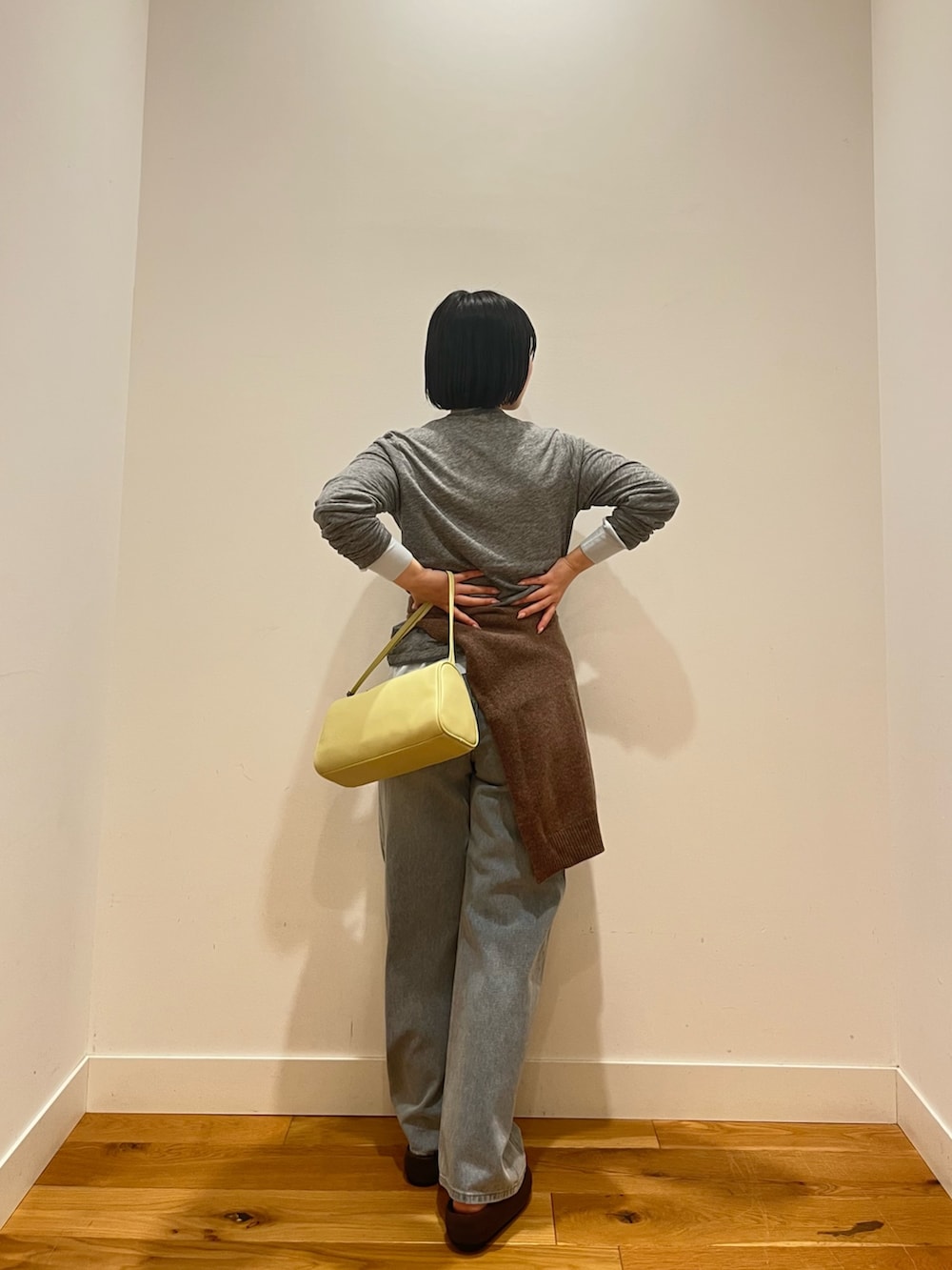 グレー系のTシャツ/カットソー、ブルー系のTシャツ/カットソー、ブルー系のデニムパンツを着用したレディースの秋コーディネートの4枚目の写真