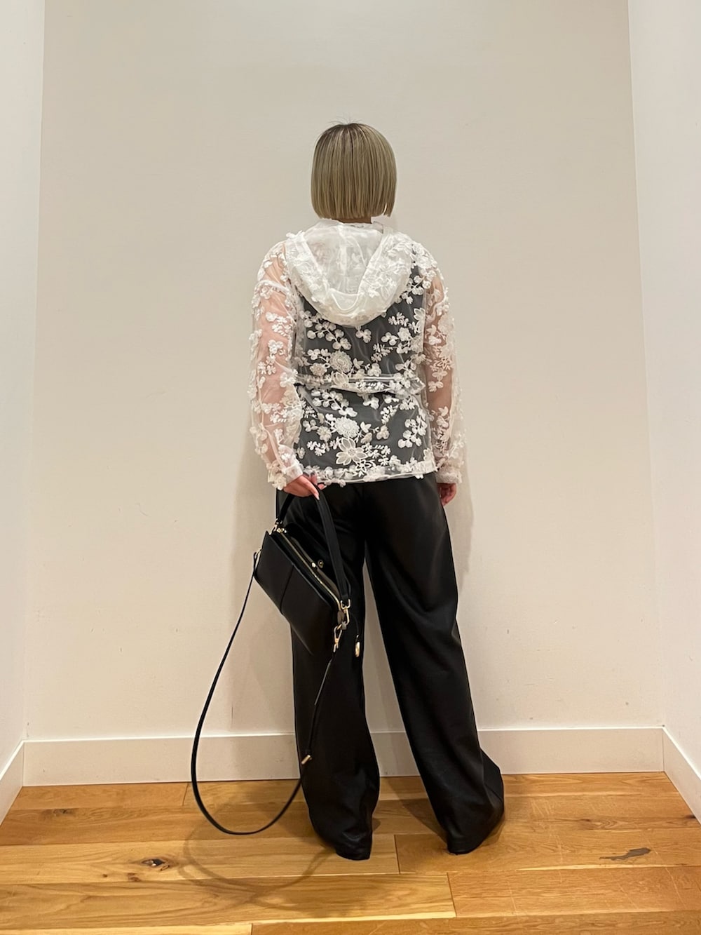 ホワイト系のバッグを着用したレディースの春コーディネートの2枚目の写真