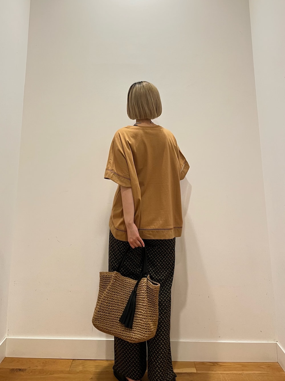 イエロー系のTシャツ/カットソー、ブラック系のその他パンツ、ブラック系のスカートを着用したレディースの夏コーディネートの4枚目の写真