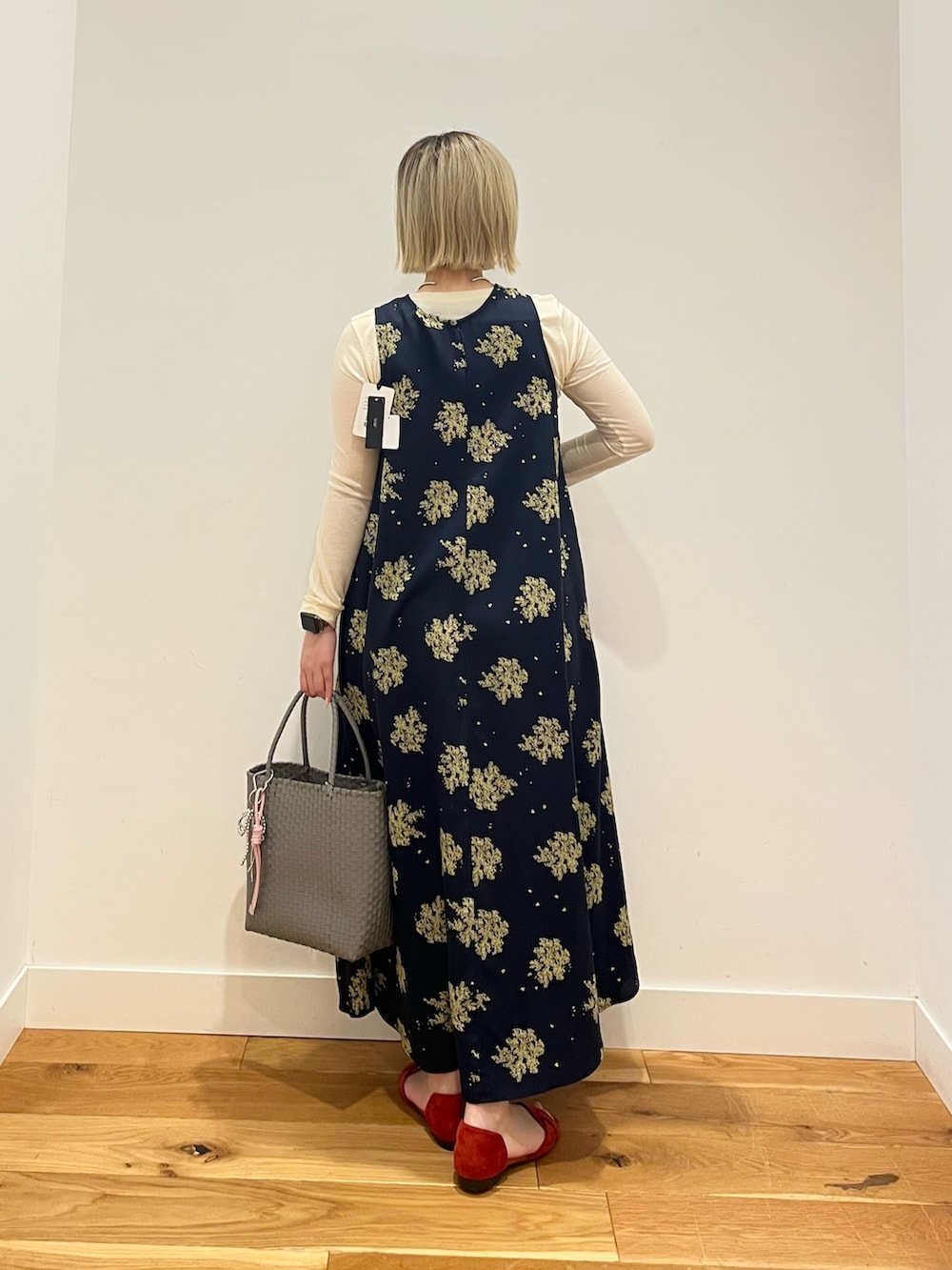 ホワイト系のTシャツ/カットソーを着用したレディースの春コーディネートの3枚目の写真