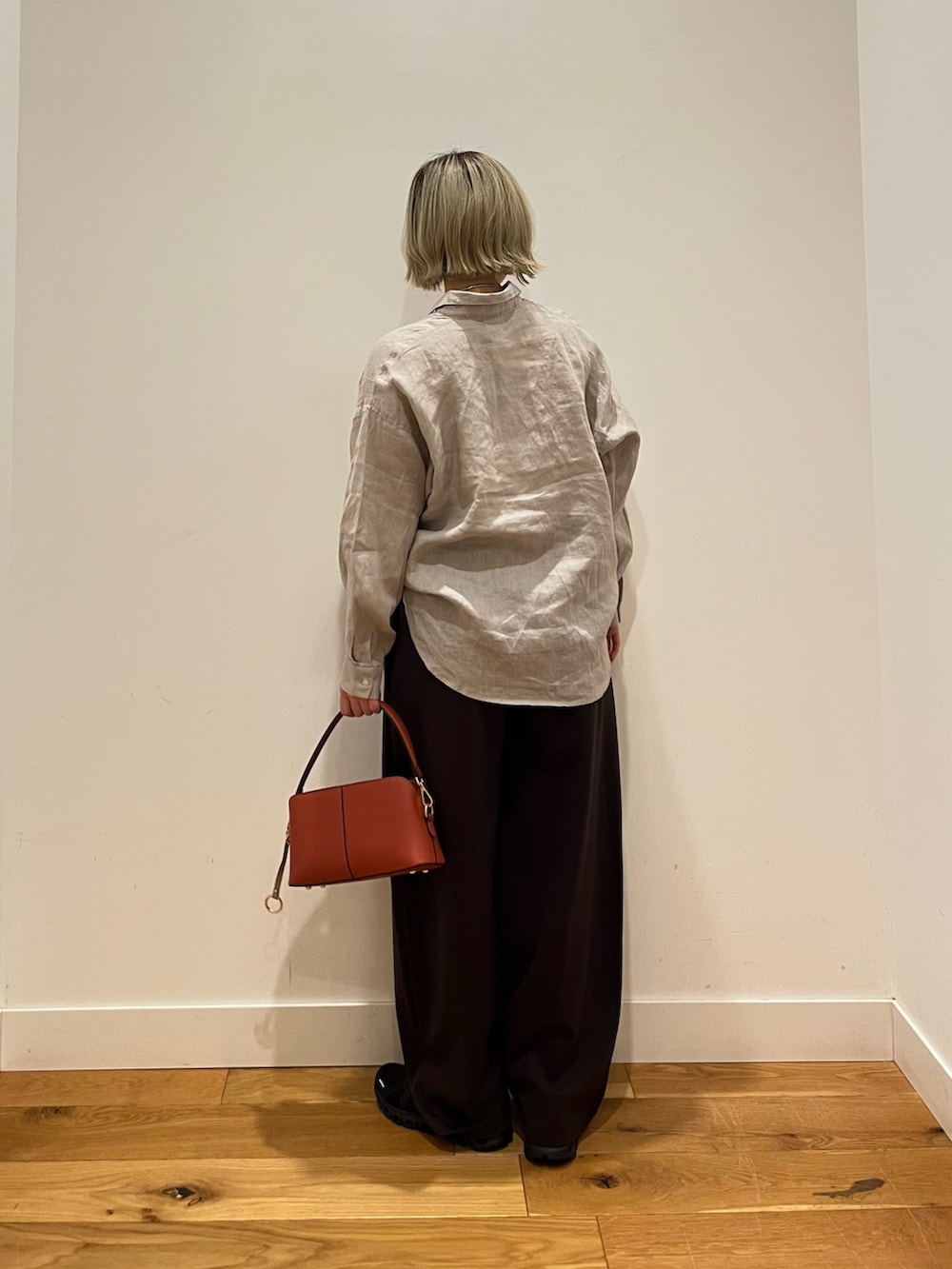 ブラウン系のその他パンツ、ベージュ系のシャツ/ブラウスを着用したレディースの春コーディネートの3枚目の写真