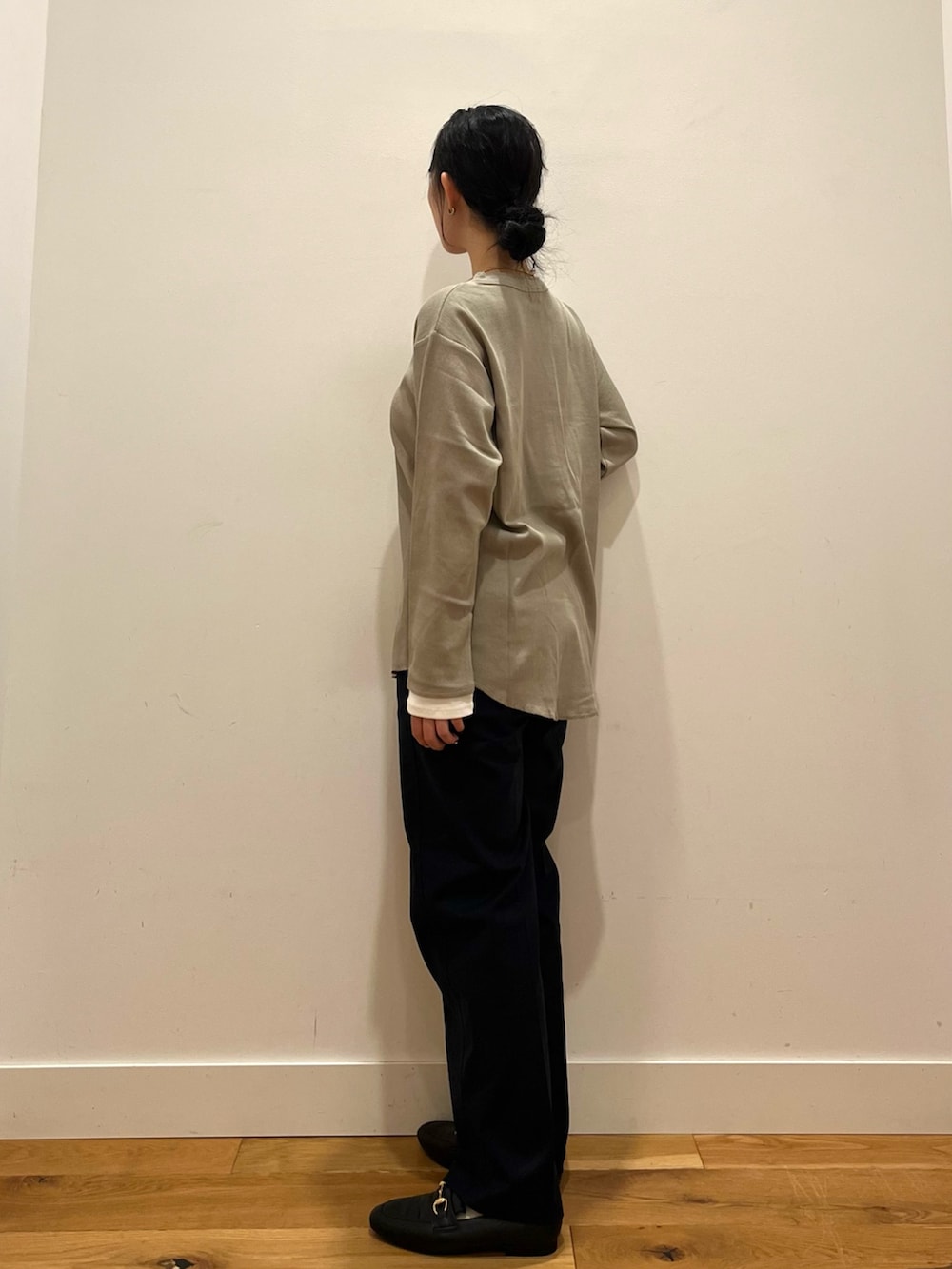 ベージュ系のTシャツ/カットソー、ブルー系のその他パンツ、ブラック系のパンプスを着用したレディースの秋コーディネートの2枚目の写真