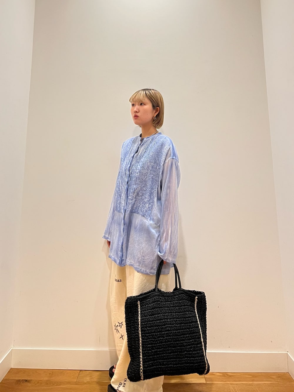 ホワイト系のその他パンツ、ブラック系のサンダル、ブルー系のシャツ/ブラウスを着用したレディースの夏コーディネートの2枚目の写真