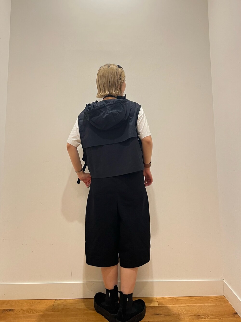 ブルー系のベスト、ブラック系のその他パンツを着用したレディースの夏コーディネートの4枚目の写真