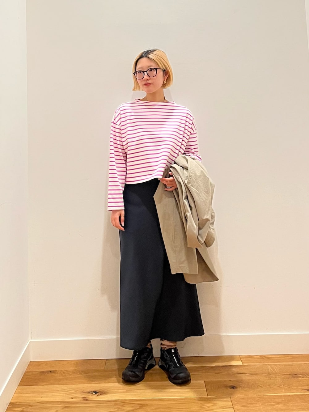 ピンク系のTシャツ/カットソー、ベージュ系のその他アウター、ブルー系のスカートを着用したレディースの冬コーディネートの2枚目の写真