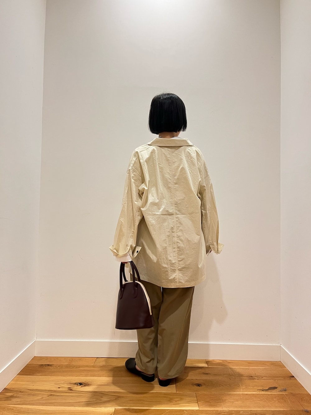 ホワイト系のシャツ/ブラウス、ホワイト系のTシャツ/カットソー、ベージュ系のその他パンツを着用したレディースの秋コーディネートの3枚目の写真