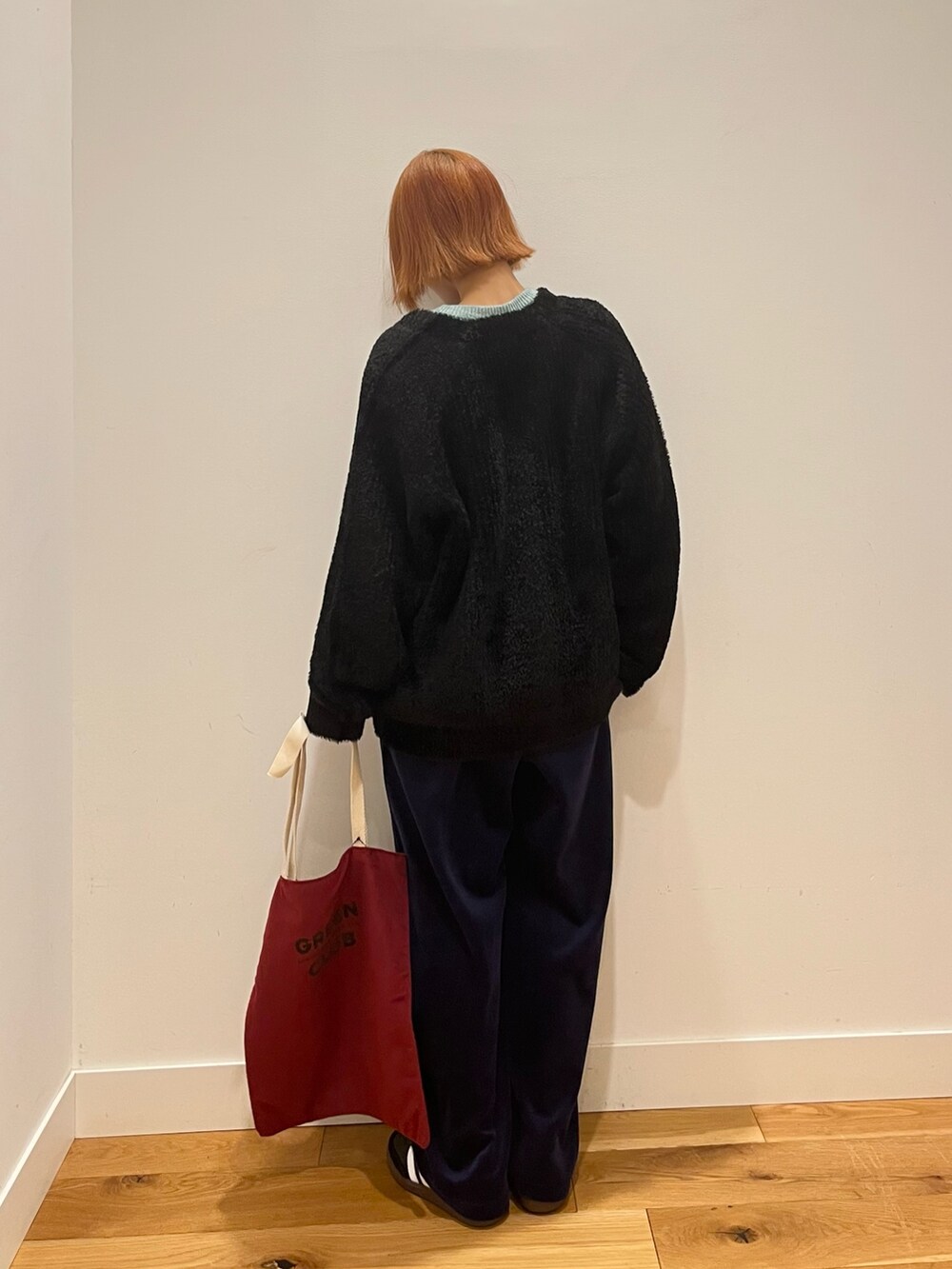 ブルー系のニット/セーター、グレー系のその他パンツ、グレー系のカーディガン/ボレロを着用したレディースの冬コーディネートの4枚目の写真