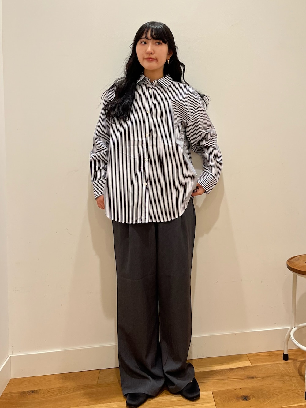 ベージュ系のニット/セーター、ブルー系のシャツ/ブラウス、グレー系のその他パンツを着用したレディースの秋コーディネートの4枚目の写真