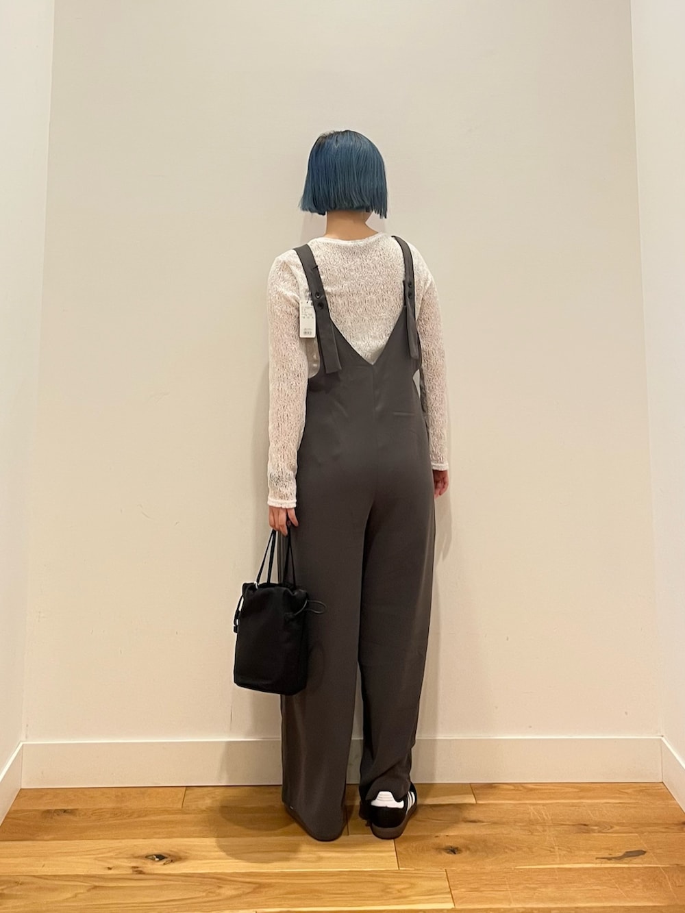 グレー系のサロペット/オーバーオール、ホワイト系のTシャツ/カットソーを着用したレディースの春コーディネートの3枚目の写真