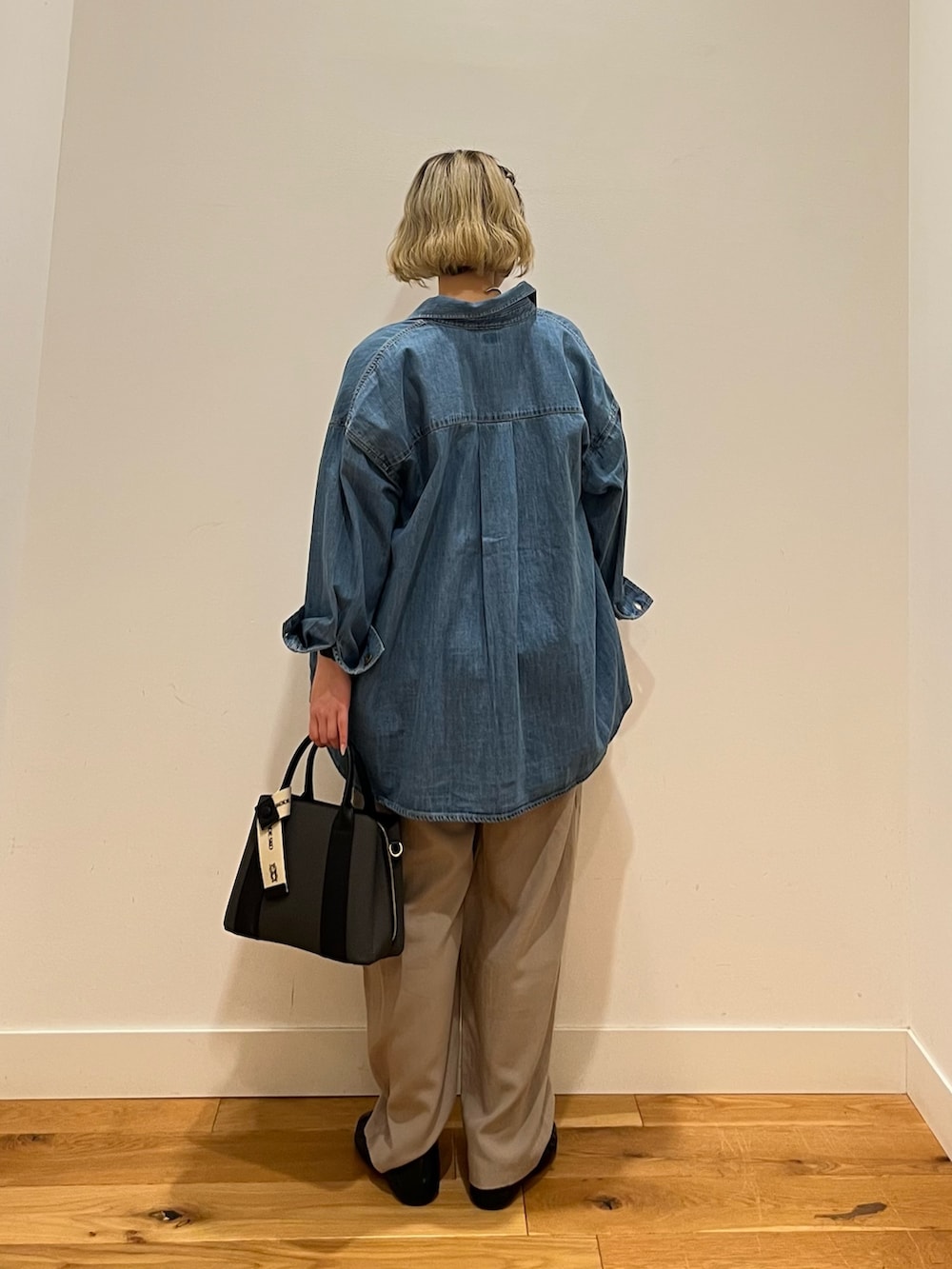 イエロー系のTシャツ/カットソー、ブルー系のシャツ/ブラウス、ベージュ系のその他パンツを着用したレディースの春コーディネートの4枚目の写真