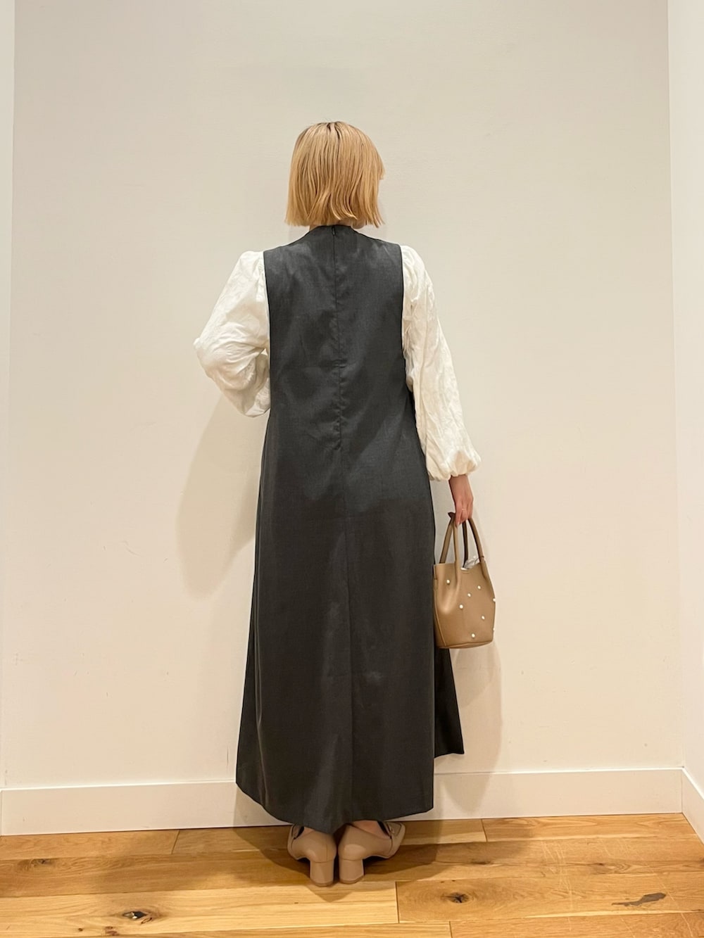 ホワイト系のシャツ/ブラウス、グレー系のワンピース、ホワイト系のネックレスを着用したレディースの冬コーディネートの3枚目の写真