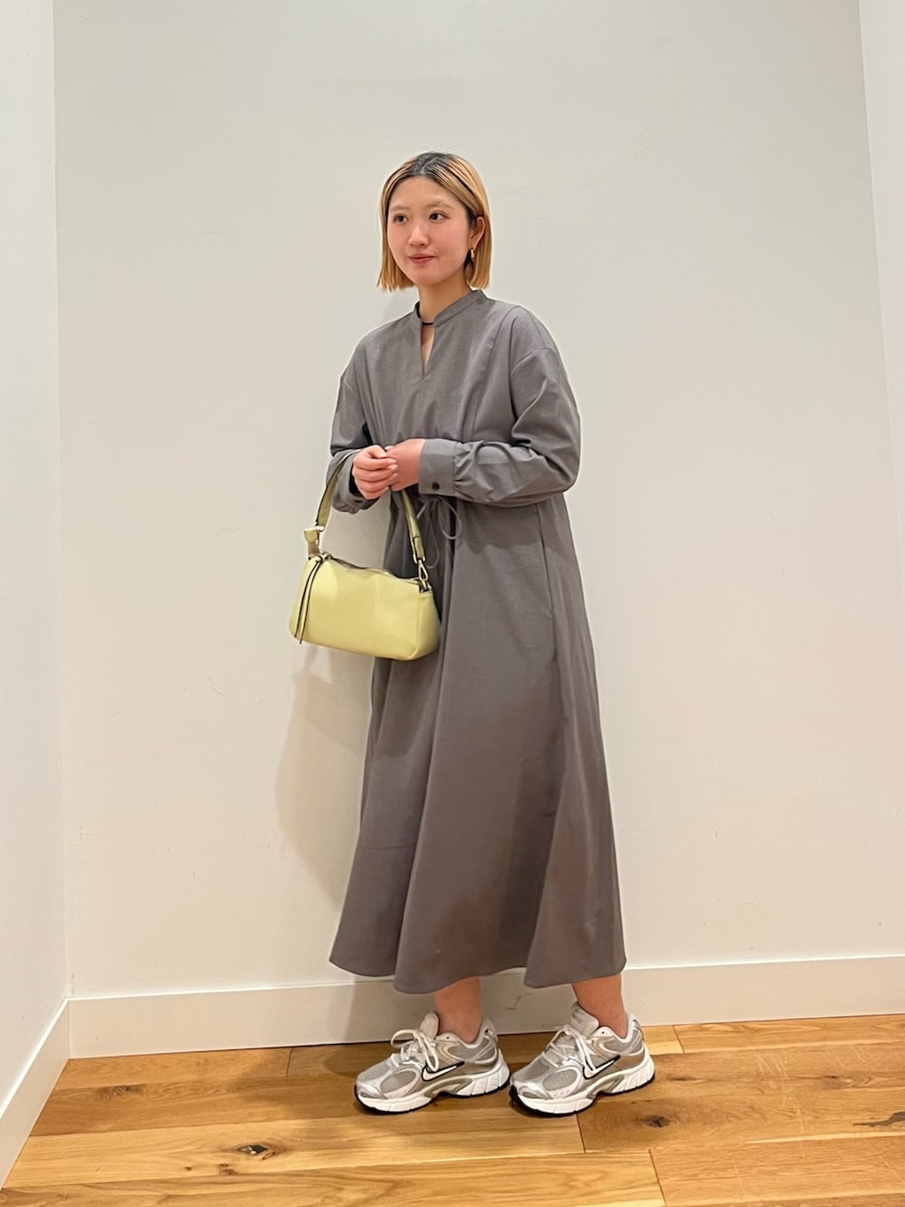 グレー系のワンピースを着用したレディースの冬コーディネートの2枚目の写真