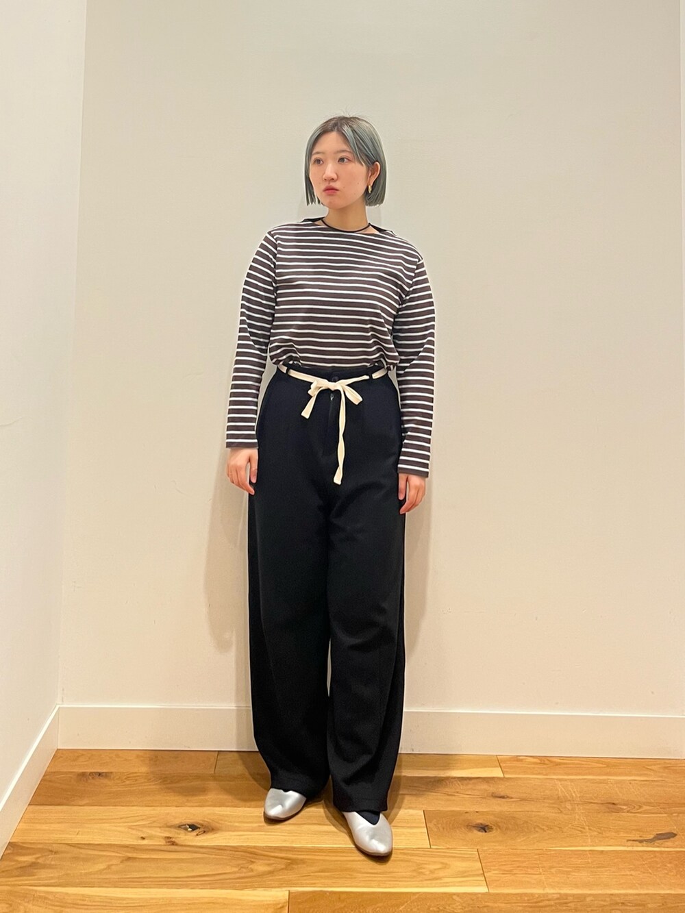 ブルー系のカバーオール、ブルー系のTシャツ/カットソーを着用したレディースの春コーディネートの4枚目の写真