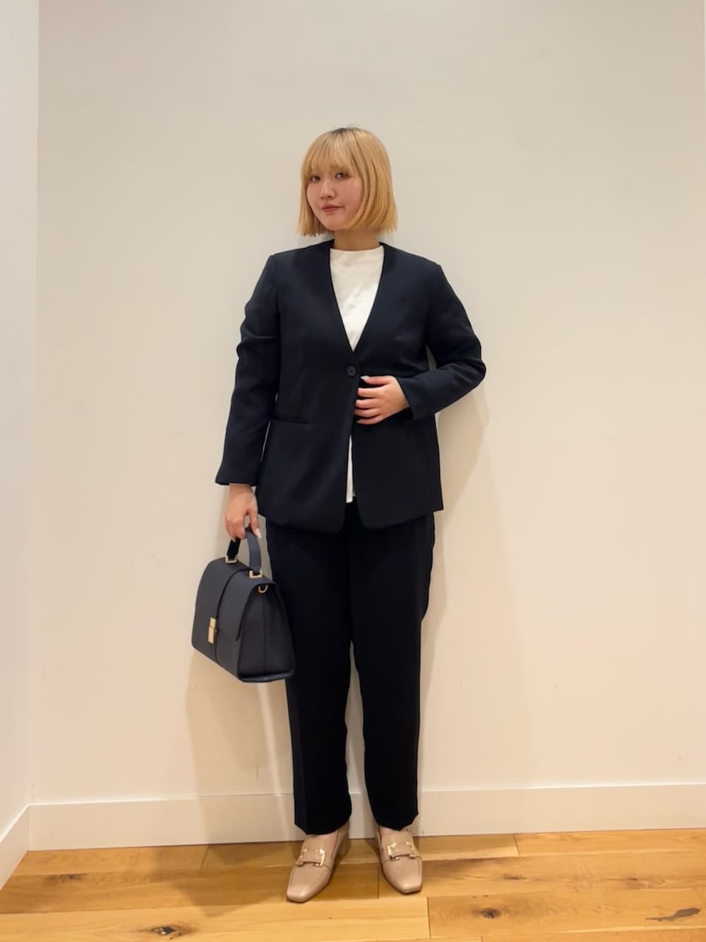 ブルー系のスーツジャケット、ブルー系のその他パンツ、ホワイト系のシャツ/ブラウスを着用したレディースの冬コーディネートの2枚目の写真