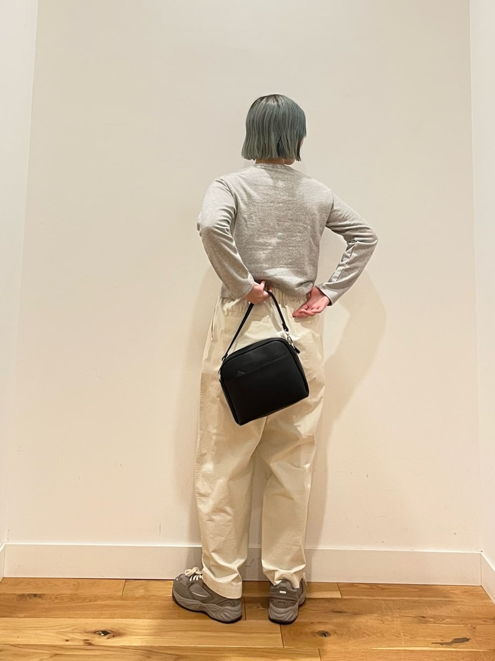 ホワイト系のその他パンツを着用したレディースの春コーディネートの4枚目の写真