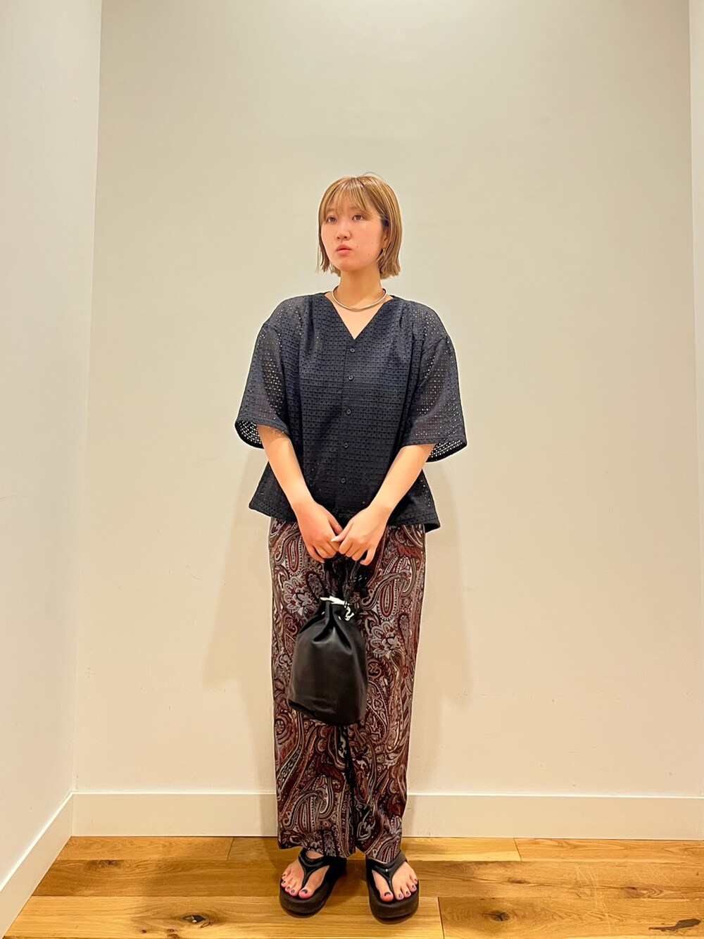 ブラック系のシャツ/ブラウス、レッド系のその他パンツ、ブラック系のショルダーバッグを着用したレディースの夏コーディネートの2枚目の写真