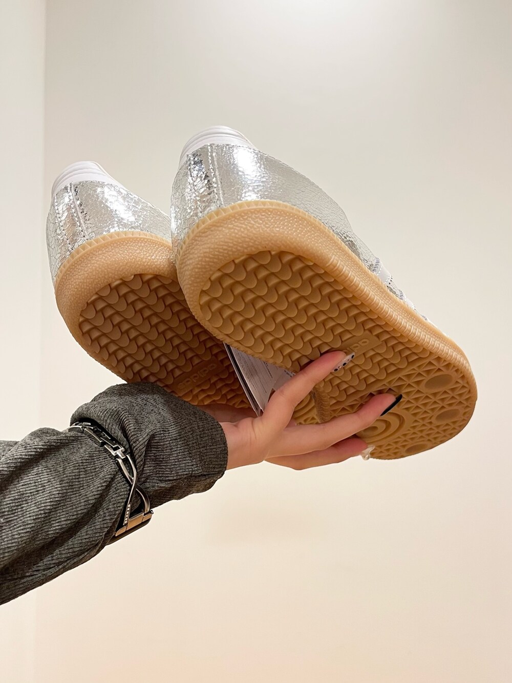 イエロー系のスカート、ホワイト系のTシャツ/カットソー、グリーン系のカーディガン/ボレロを着用したレディースの冬コーディネートの6枚目の写真