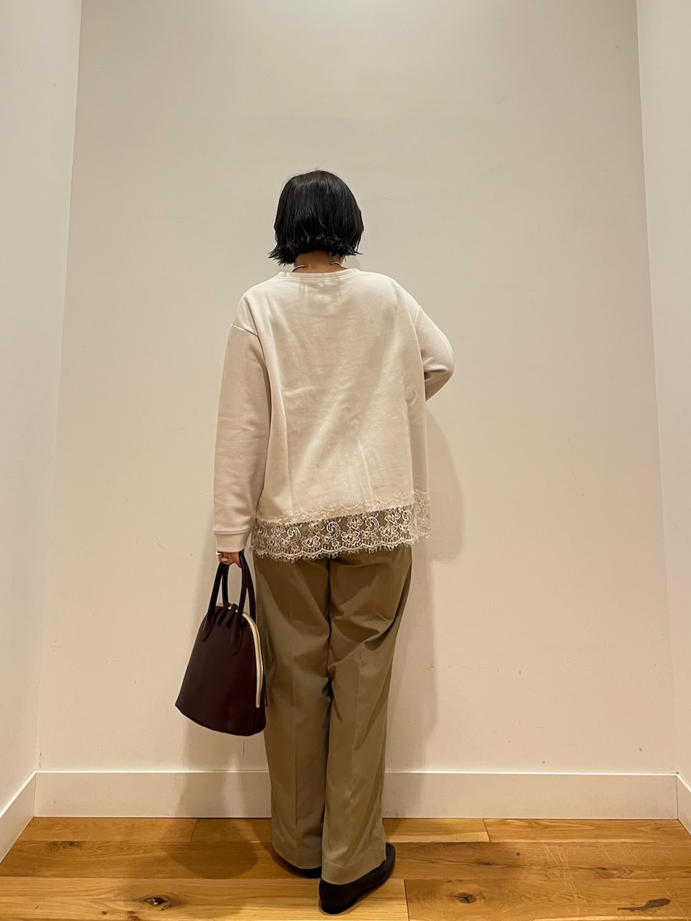 ブラウン系のその他アウター、ブラック系のローファー、ホワイト系のTシャツ/カットソーを着用したレディースの秋コーディネートの4枚目の写真