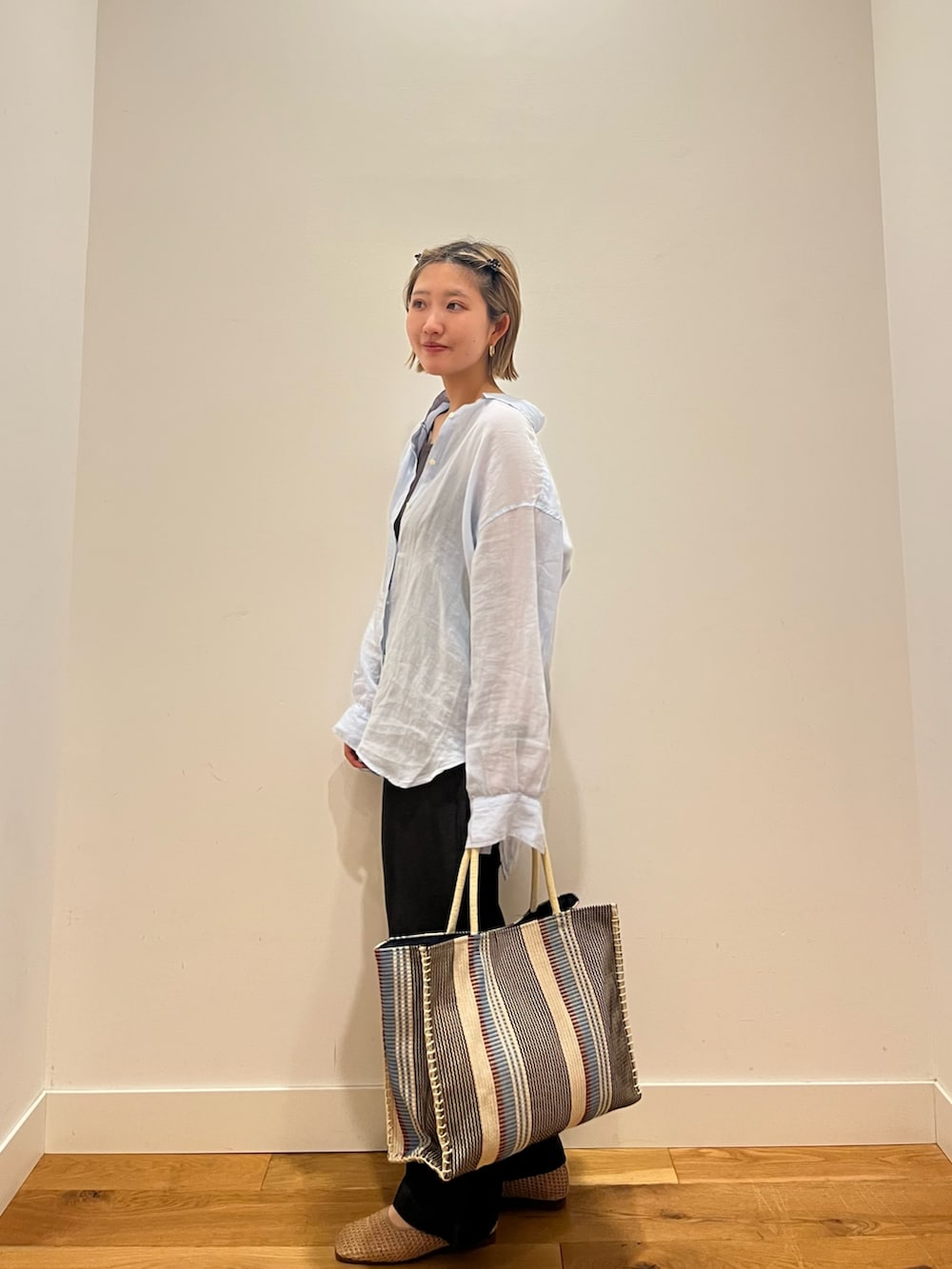 ブラック系のデニムパンツ、ブルー系のシャツ/ブラウスを着用したレディースの夏コーディネートの2枚目の写真