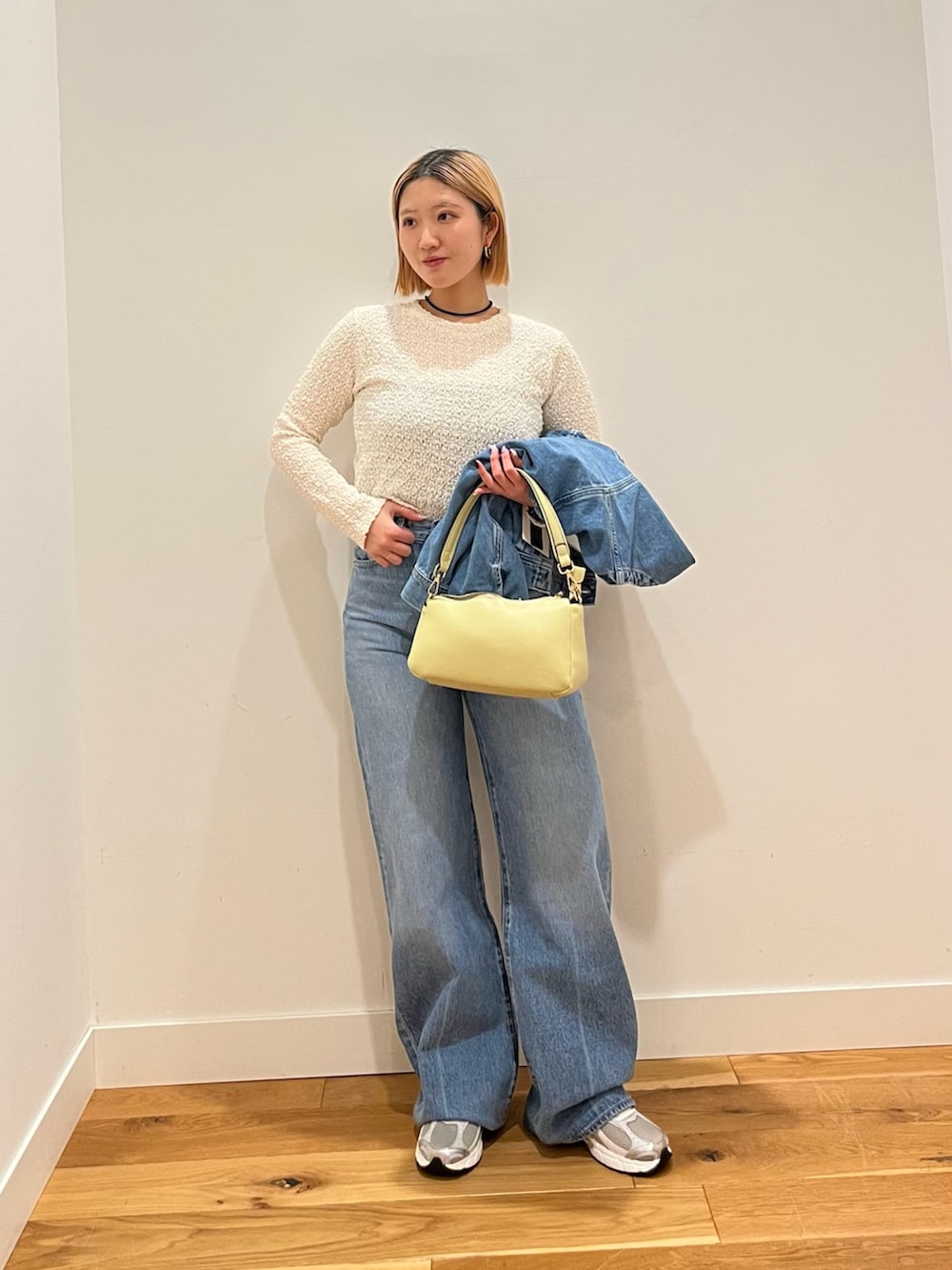 ホワイト系のTシャツ/カットソー、ブルー系のデニムジャケット、ブルー系のデニムパンツを着用したレディースの冬コーディネートの2枚目の写真