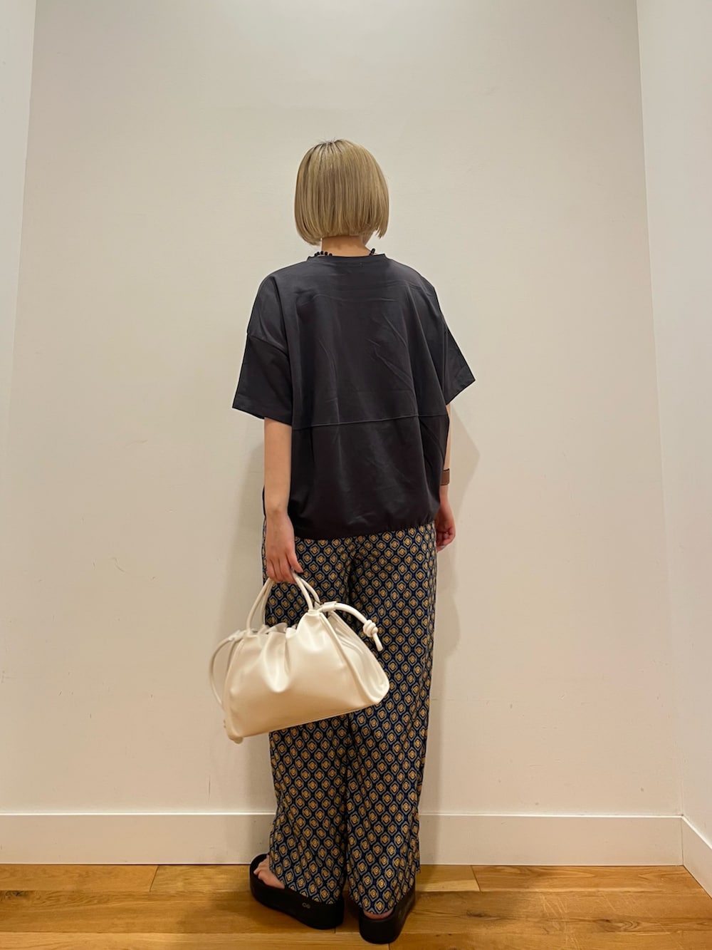 グレー系のTシャツ/カットソー、ブルー系のその他パンツを着用したレディースの夏コーディネートの3枚目の写真