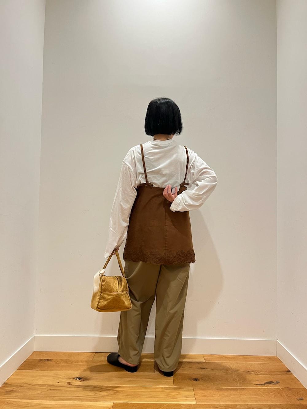ホワイト系のTシャツ/カットソー、イエロー系のその他トップス、ベージュ系のその他パンツを着用したレディースの秋コーディネートの3枚目の写真