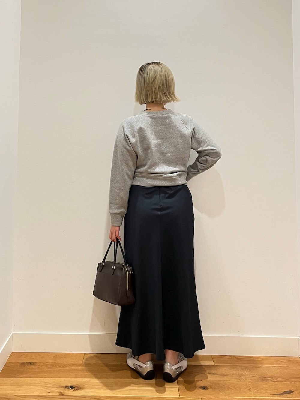 グレー系のTシャツ/カットソー、ブルー系のスカートを着用したレディースの春コーディネートの4枚目の写真