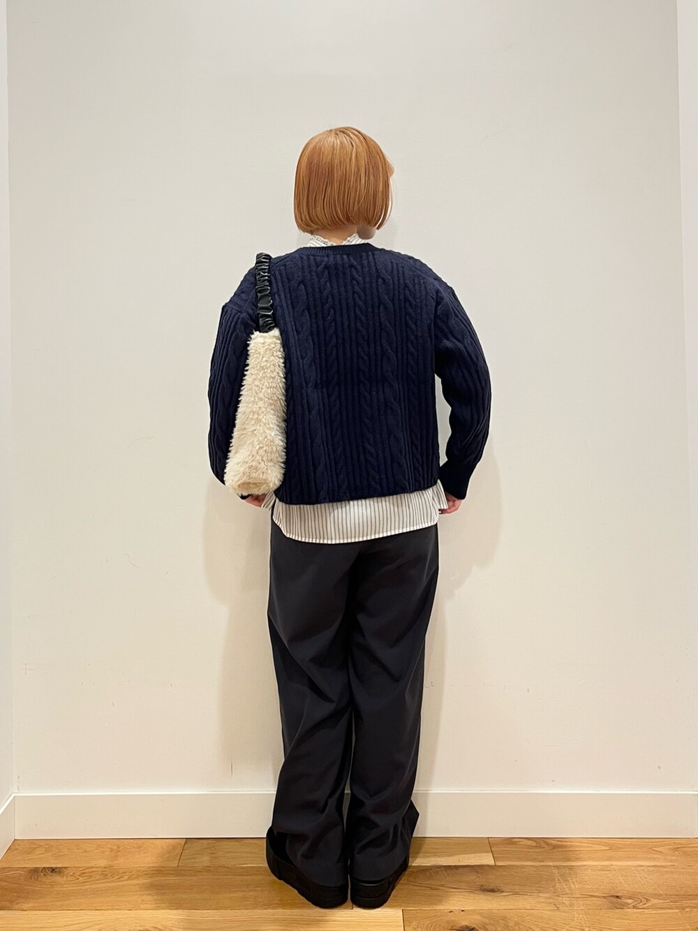 ブラック系のその他パンツ、その他のシャツ/ブラウス、ブラック系のブーツを着用したレディースの冬コーディネートの3枚目の写真