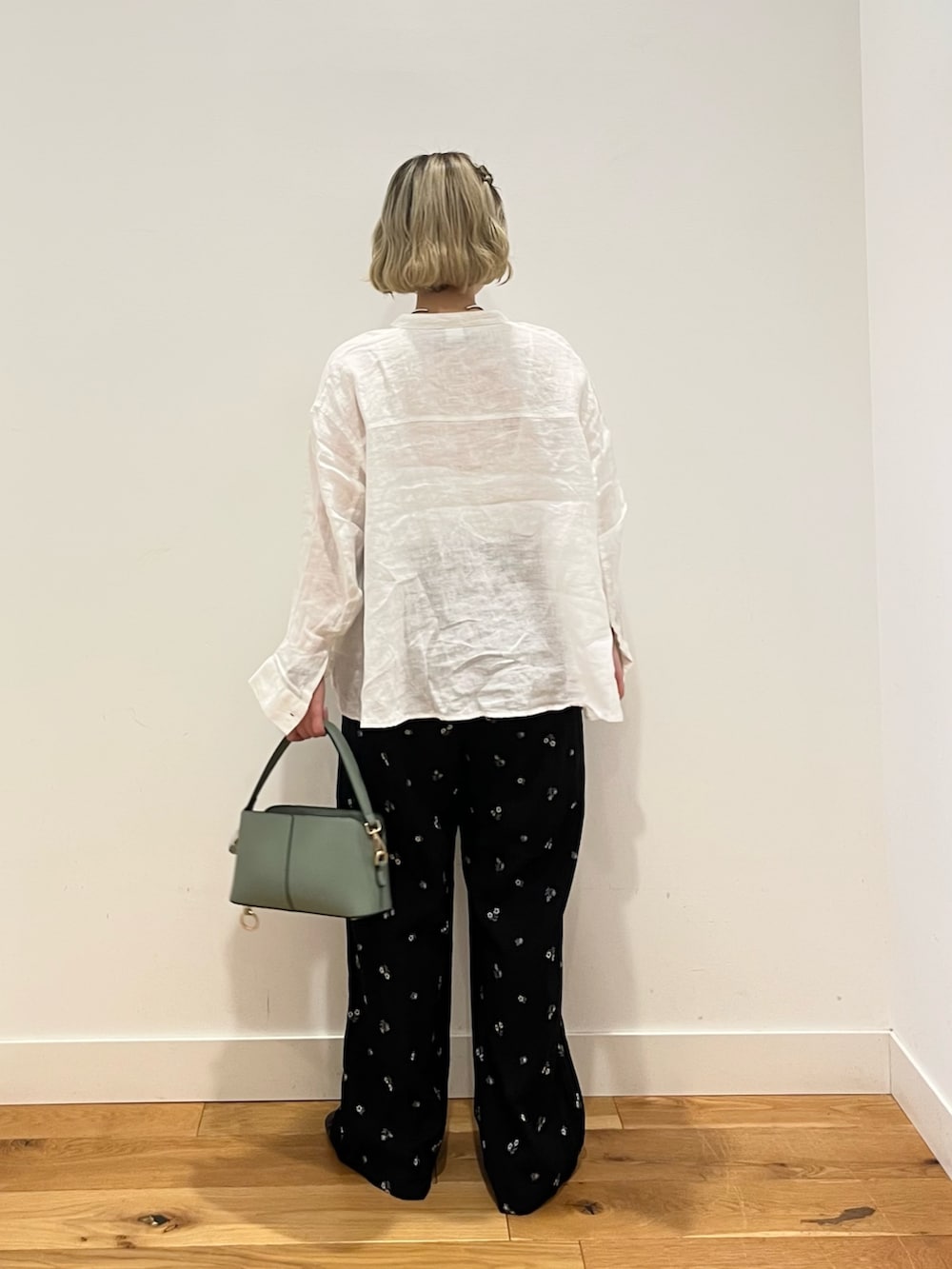 ホワイト系のシャツ/ブラウス、ブラック系のその他パンツを着用したレディースの春コーディネートの3枚目の写真