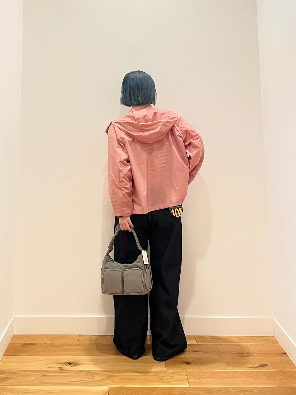 ブルー系のデニムパンツ、ピンク系のテーラードジャケット、ブラック系のTシャツ/カットソーを着用したレディースの冬コーディネートの4枚目の写真