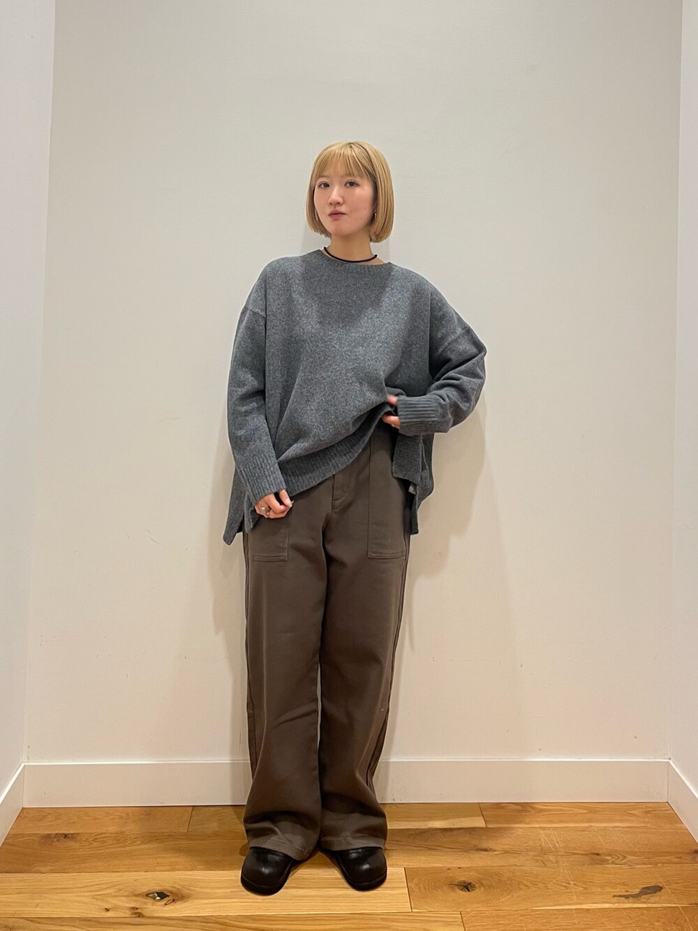 グレー系のニット/セーター、ベージュ系のブルゾン、グリーン系のその他パンツを着用したレディースの冬コーディネートの4枚目の写真