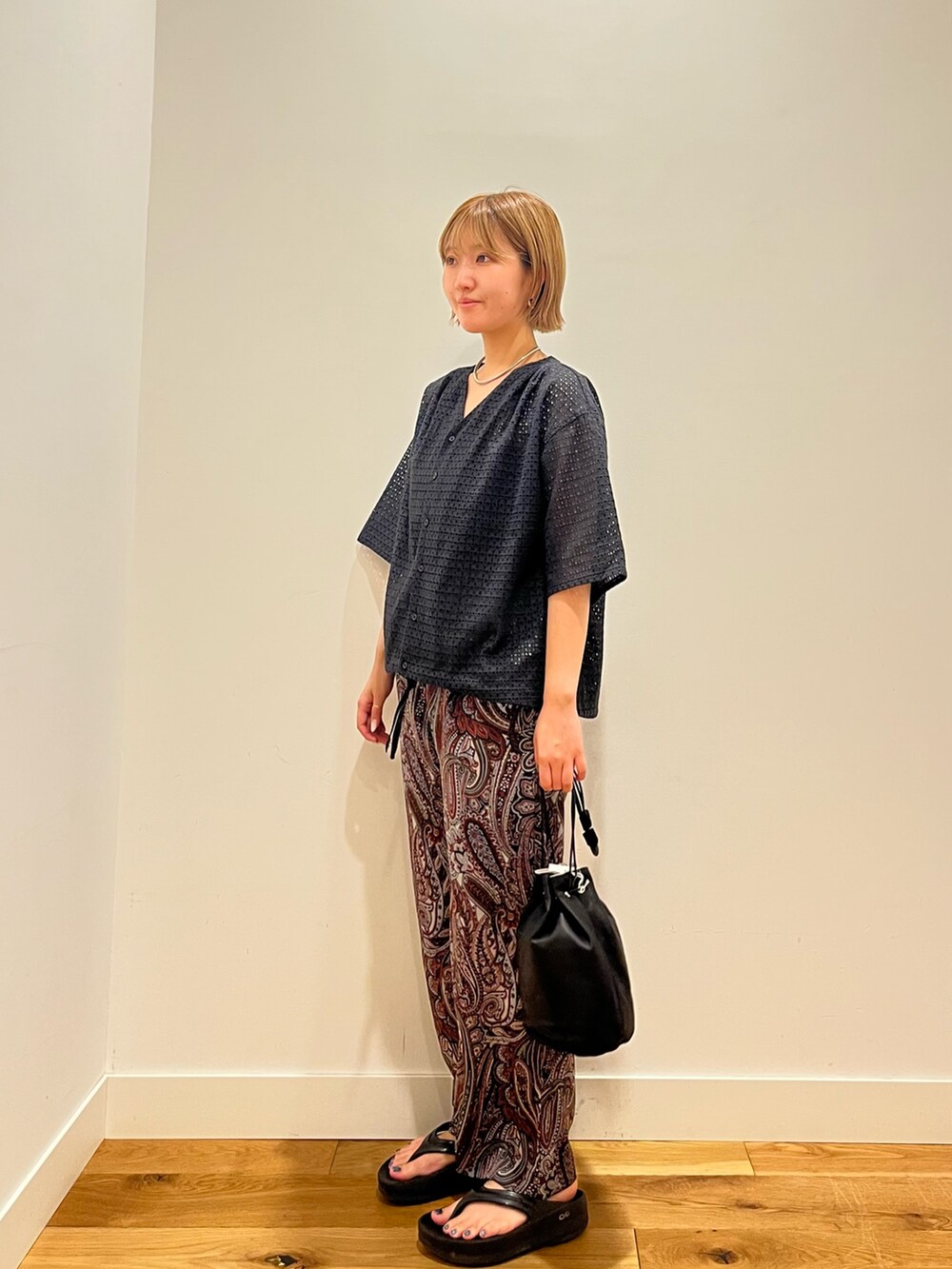 ブラック系のシャツ/ブラウス、レッド系のその他パンツ、ブラック系のショルダーバッグを着用したレディースの夏コーディネートの3枚目の写真