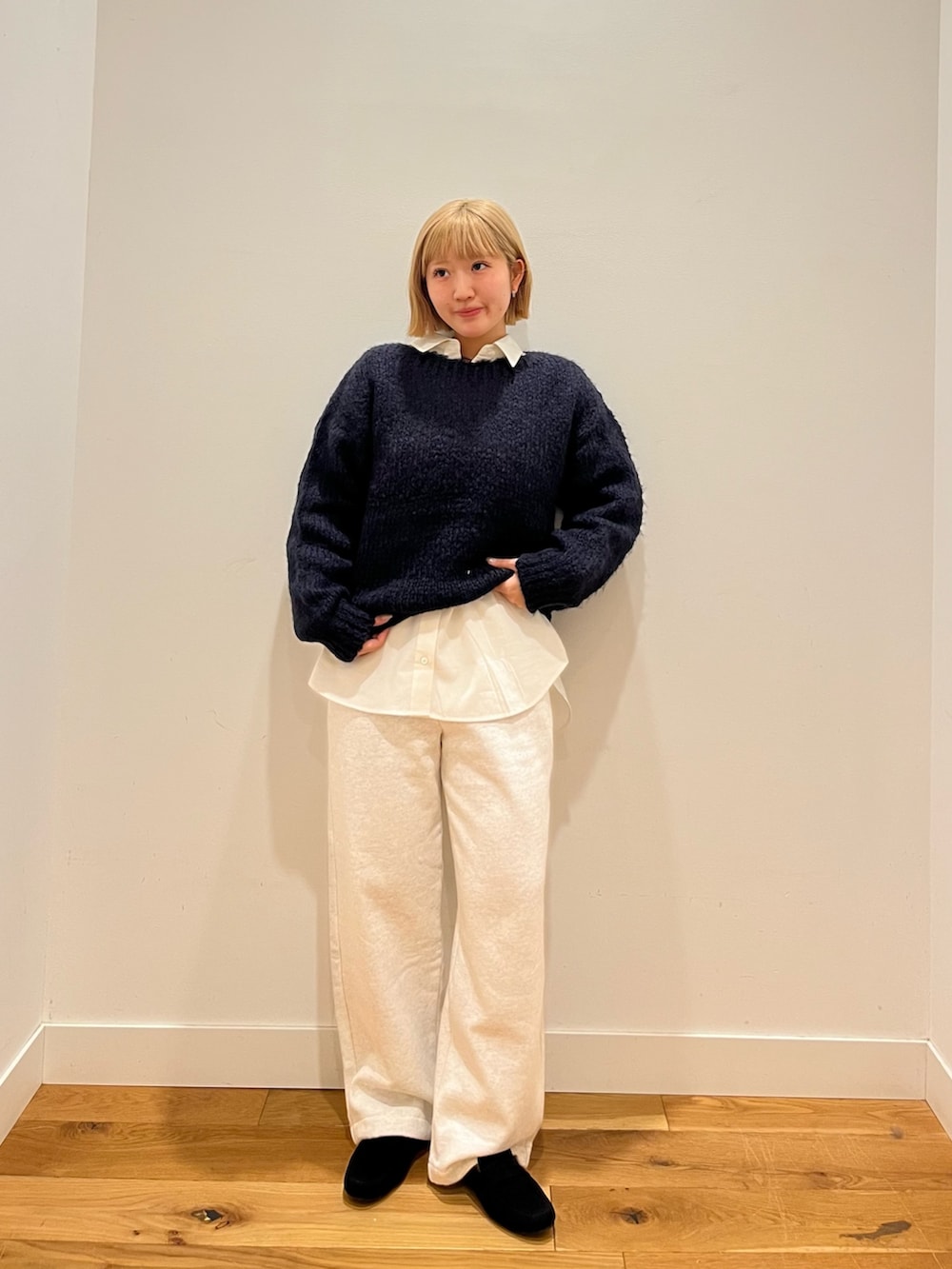 ベージュ系のその他パンツ、ブルー系のニット/セーター、ホワイト系のシャツ/ブラウスを着用したレディースの冬コーディネートの4枚目の写真