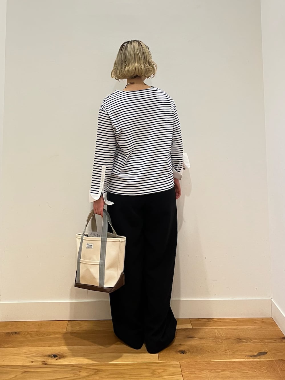 ホワイト系のTシャツ/カットソー、ブラック系のその他パンツを着用したレディースの春コーディネートの3枚目の写真