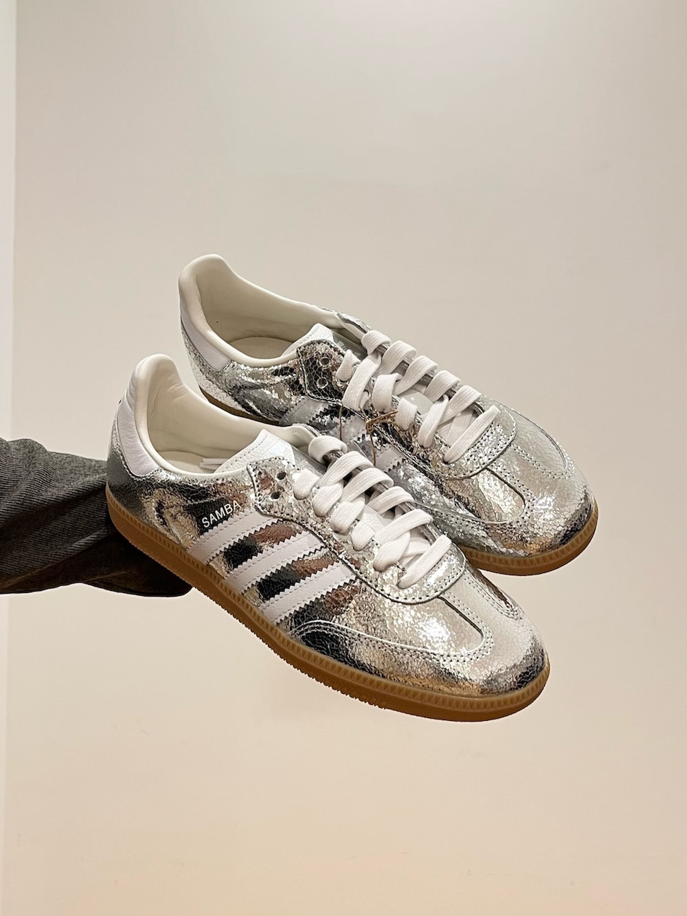 イエロー系のスカート、ホワイト系のTシャツ/カットソー、グリーン系のカーディガン/ボレロを着用したレディースの冬コーディネートの4枚目の写真