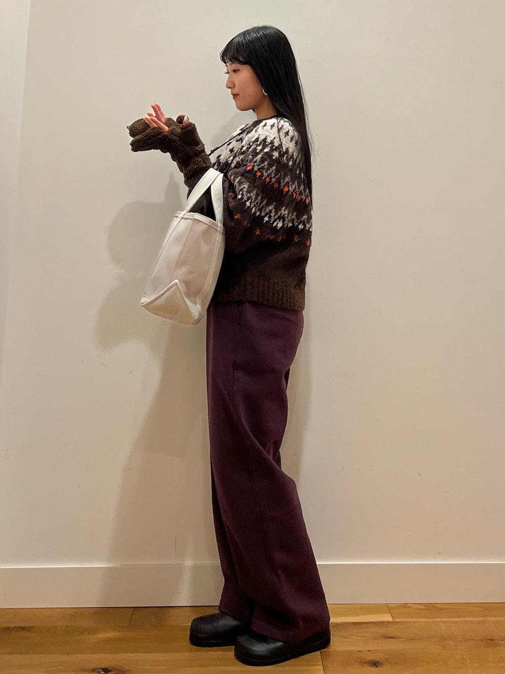 パープル系のその他パンツ、グレー系のトートバッグ、ブラウン系のニット/セーターを着用したレディースの秋コーディネートの2枚目の写真