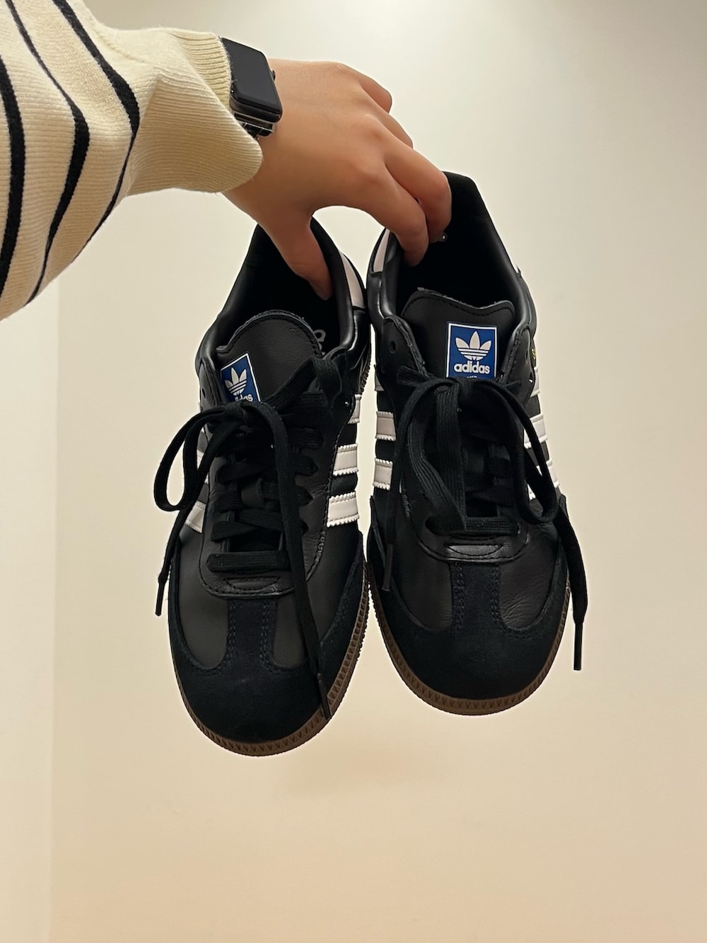 ベージュ系のスウェット、ベージュ系のスカートを着用したレディースの冬コーディネートの4枚目の写真