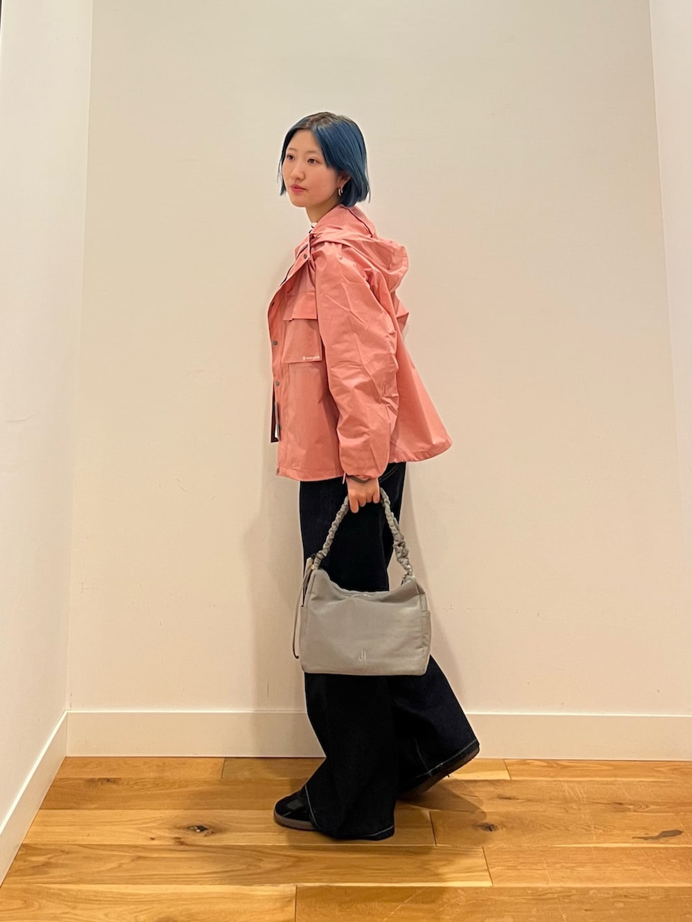 ブルー系のデニムパンツ、ピンク系のテーラードジャケット、ブラック系のTシャツ/カットソーを着用したレディースの冬コーディネートの3枚目の写真