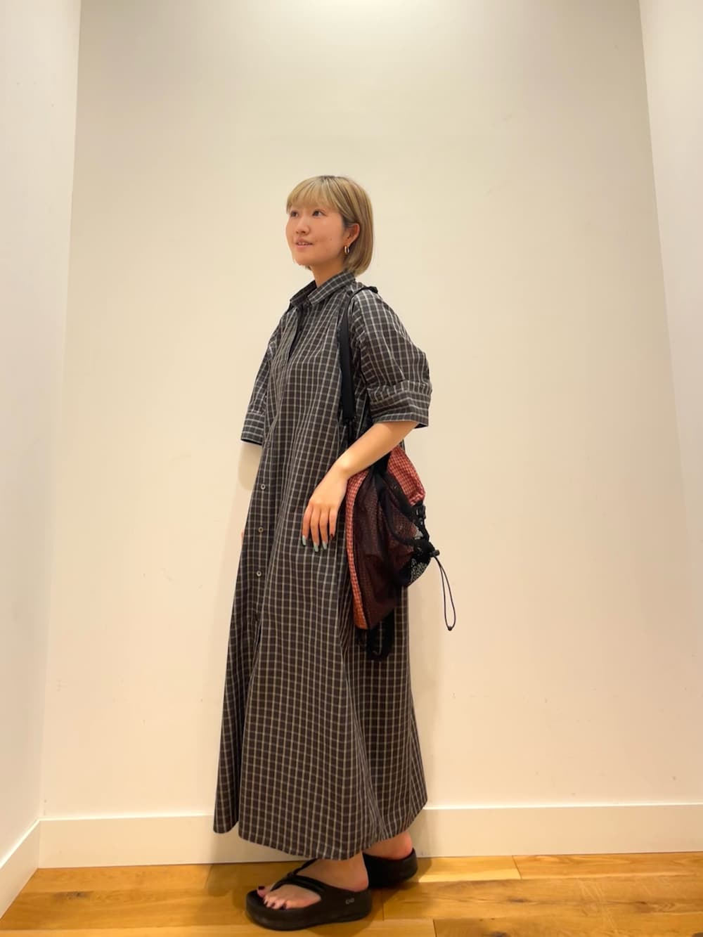 ブラック系のワンピース、レッド系のバックパック/リュックを着用したレディースの夏コーディネートの2枚目の写真